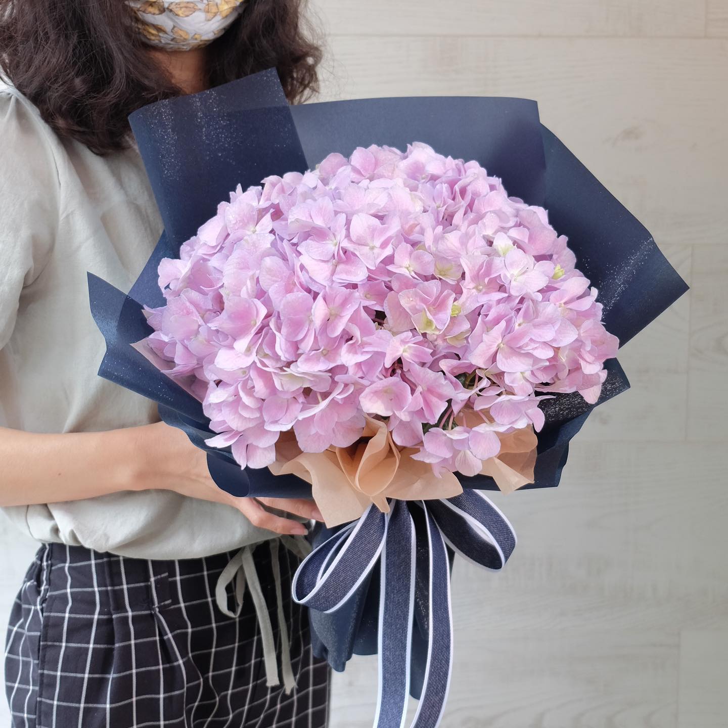 ช่อ พาสเทล หวาน ดอกไม้หลัก ไฮเดรนเยีย — ผลงานร้านดอกไม้ Sweetflower by Issaree — ภาพที่ 1 จาก 1
