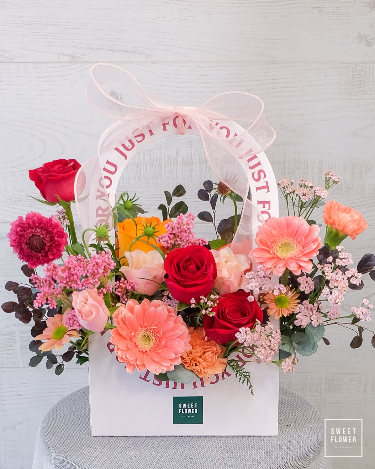ตะกร้า แดงโรแมนติก คลาสสิก ดอกไม้หลัก กุหลาบ เยอบีร่า อื่นๆ — ผลงานร้านดอกไม้ Sweetflower by Issaree
