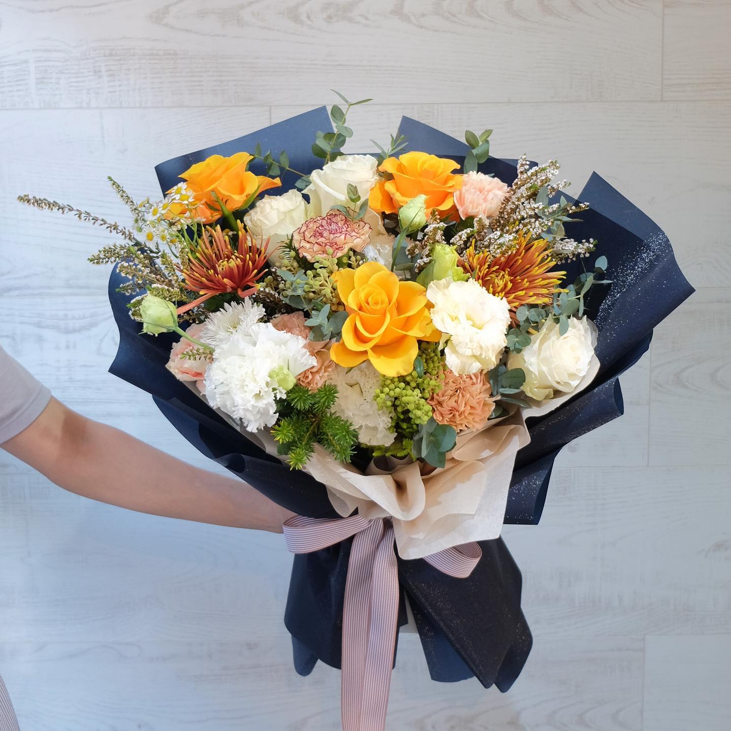 ช่อ เหลือง-ส้ม หวาน ดอกไม้หลัก กุหลาบ คาร์เนชั่น โปรตีอา — ผลงานร้านดอกไม้ Sweetflower by Issaree — ภาพที่ 1 จาก 2