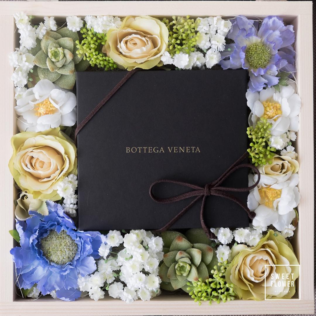 กล่อง หลากสี ดอกไม้หลัก กุหลาบ เบญจมาศ/มัม กล้วยไม้ — ผลงานร้านดอกไม้ Sweetflower by Issaree