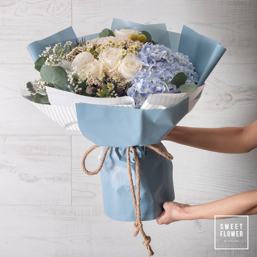 ช่อ ม่วง-ฟ้า หวาน ดอกไม้หลัก กุหลาบ ไฮเดรนเยีย คาร์เนชั่น — ผลงานร้านดอกไม้ Sweetflower by Issaree