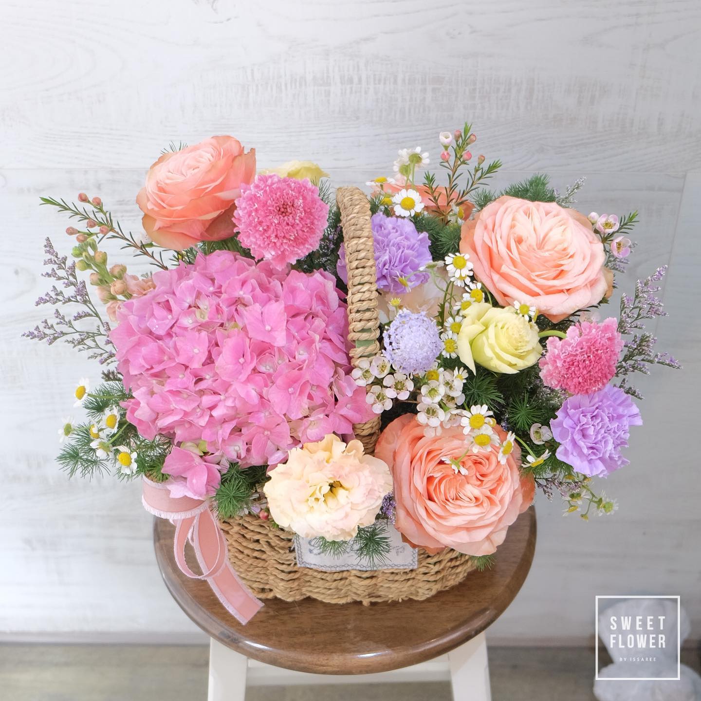 ตะกร้า หลากสี หวาน ดอกไม้หลัก กุหลาบ ไฮเดรนเยีย คาร์เนชั่น — ผลงานร้านดอกไม้ Sweetflower by Issaree