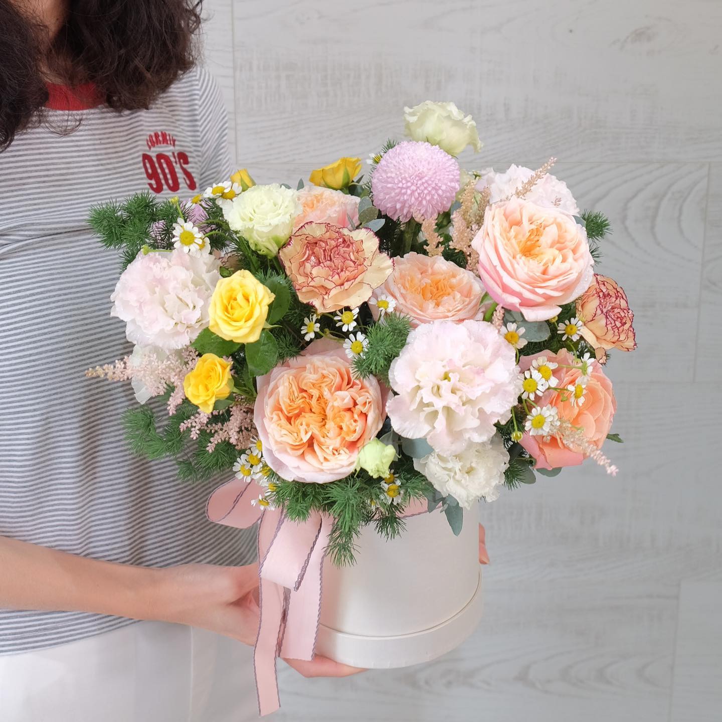 กล่อง พาสเทล หวาน ดอกไม้หลัก กุหลาบ คาร์เนชั่น เบญจมาศ/มัม — ผลงานร้านดอกไม้ Sweetflower by Issaree — ภาพที่ 2 จาก 4