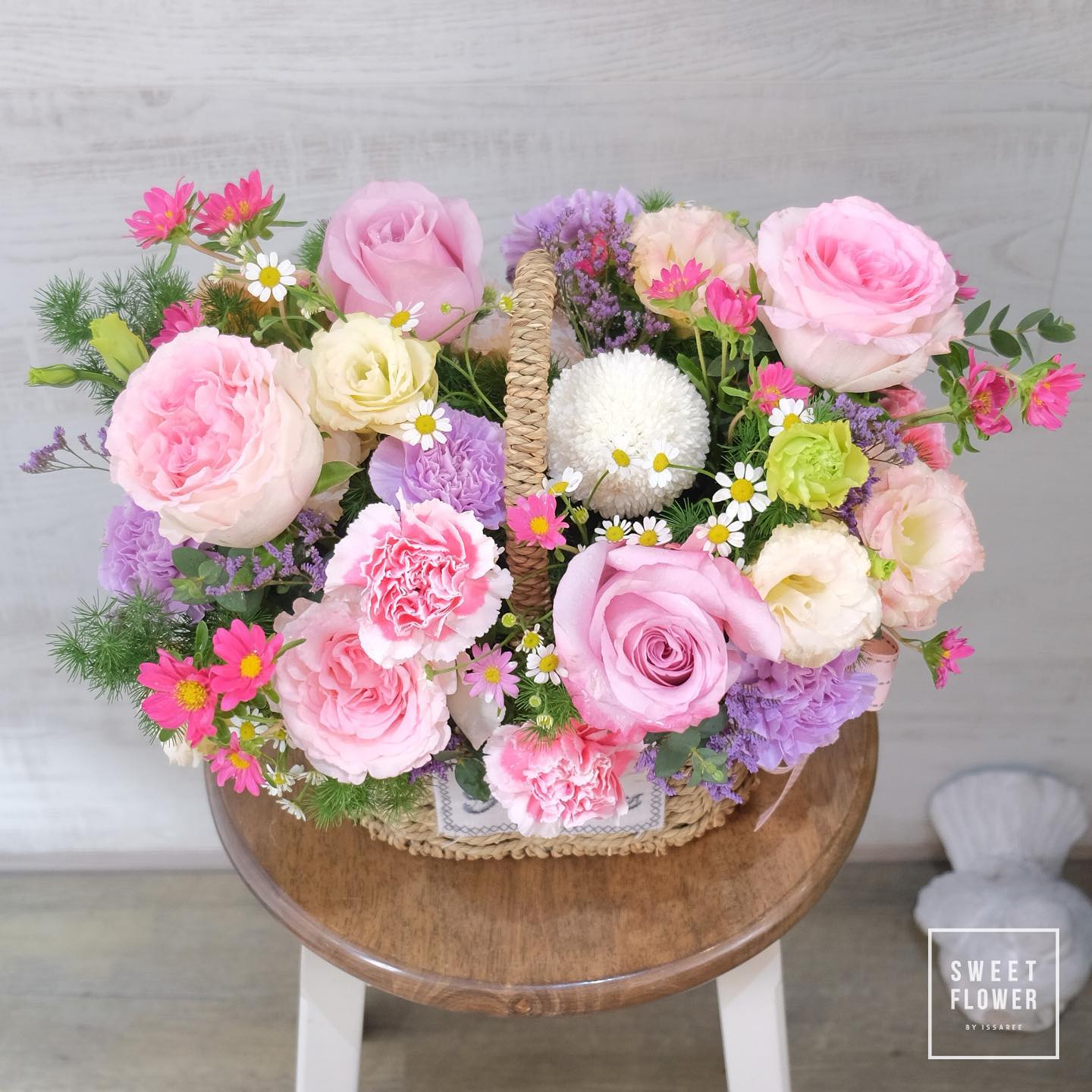 ตะกร้า พาสเทล หวาน ดอกไม้หลัก กุหลาบ คาร์เนชั่น เดซี่/มาร์กาเร็ต — ผลงานร้านดอกไม้ Sweetflower by Issaree — ภาพที่ 2 จาก 6