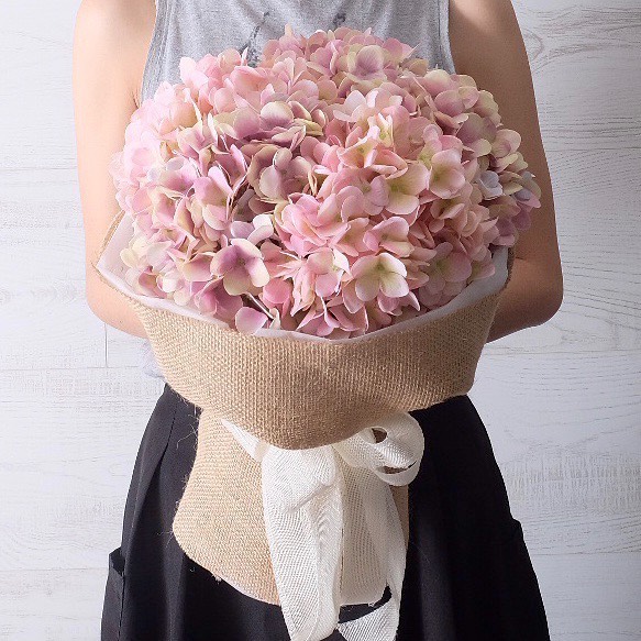 ช่อ พาสเทล หวาน ดอกไม้หลัก ไฮเดรนเยีย — ผลงานร้านดอกไม้ Sweetflower by Issaree — ภาพที่ 1 จาก 2