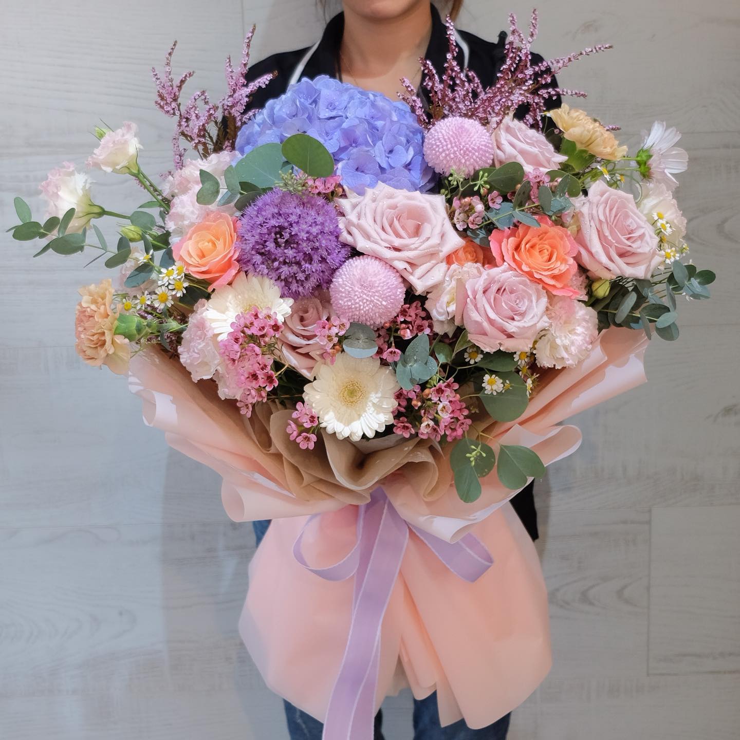 ช่อ ม่วง-ฟ้า หวาน ดอกไม้หลัก ไฮเดรนเยีย กุหลาบ คาร์เนชั่น — ผลงานร้านดอกไม้ Sweetflower by Issaree