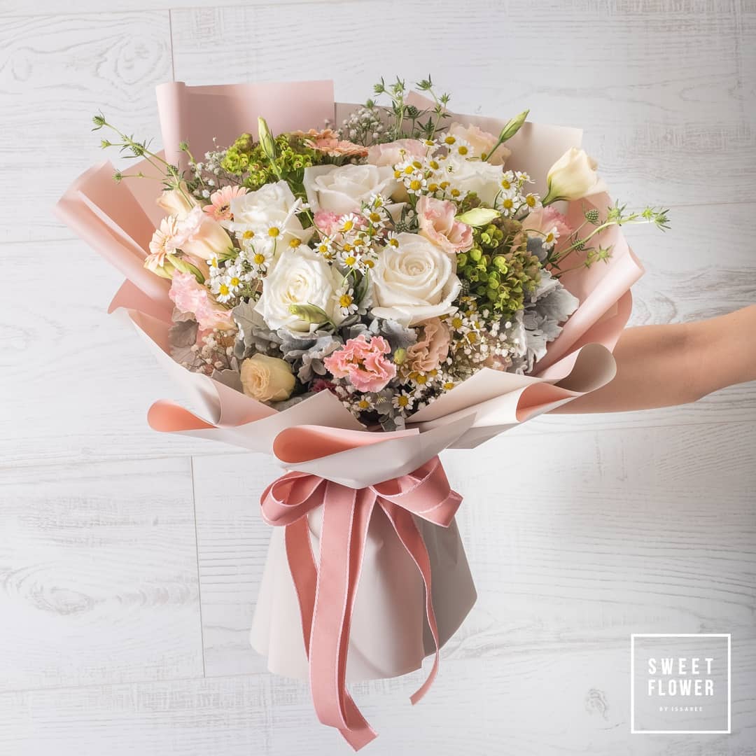 ช่อ พาสเทล หวาน ดอกไม้หลัก กุหลาบ เดซี่/มาร์กาเร็ต คาร์เนชั่น — ผลงานร้านดอกไม้ Sweetflower by Issaree — ภาพที่ 2 จาก 3