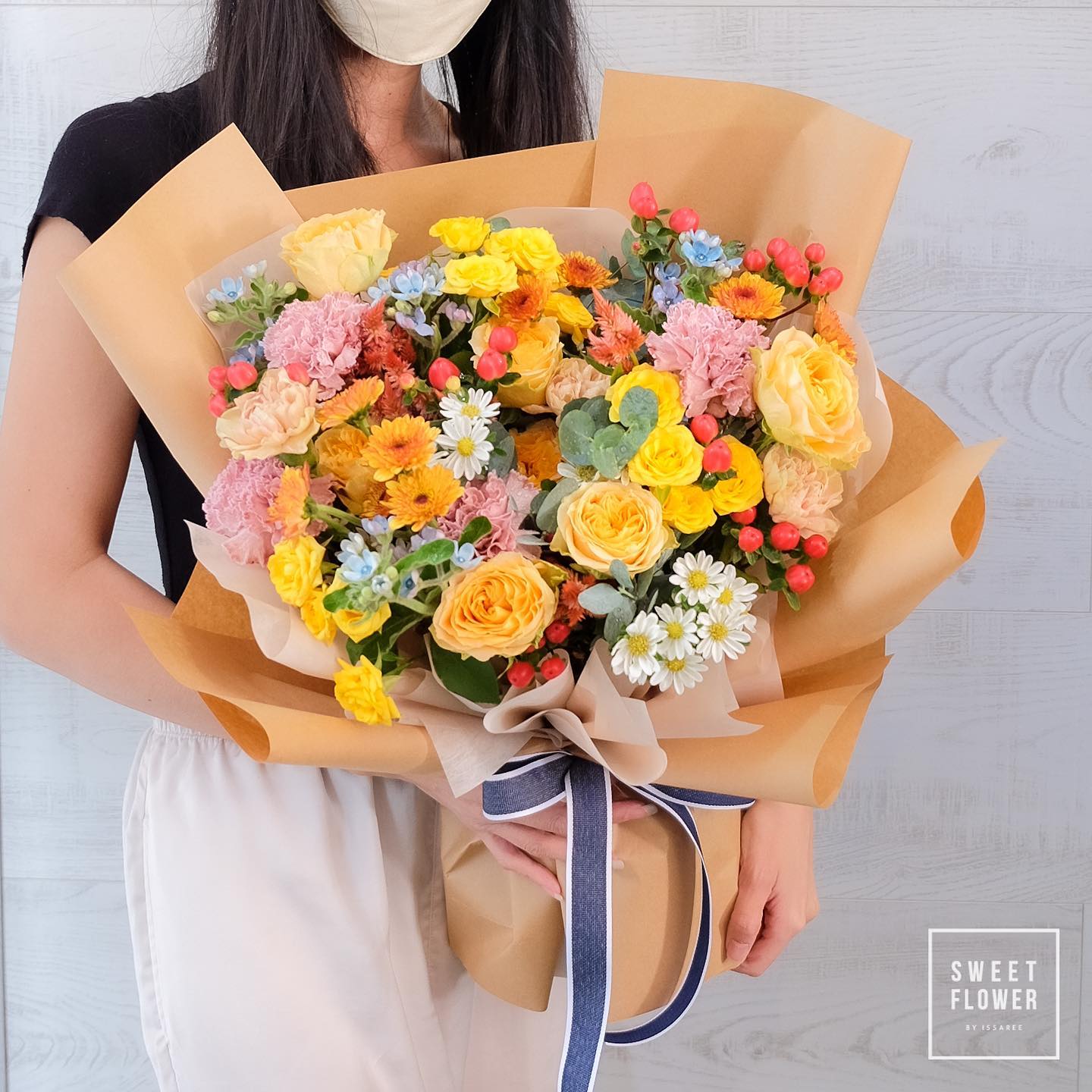ช่อ เหลือง-ส้ม หวาน ดอกไม้หลัก กุหลาบ คาร์เนชั่น เดซี่/มาร์กาเร็ต — ผลงานร้านดอกไม้ Sweetflower by Issaree