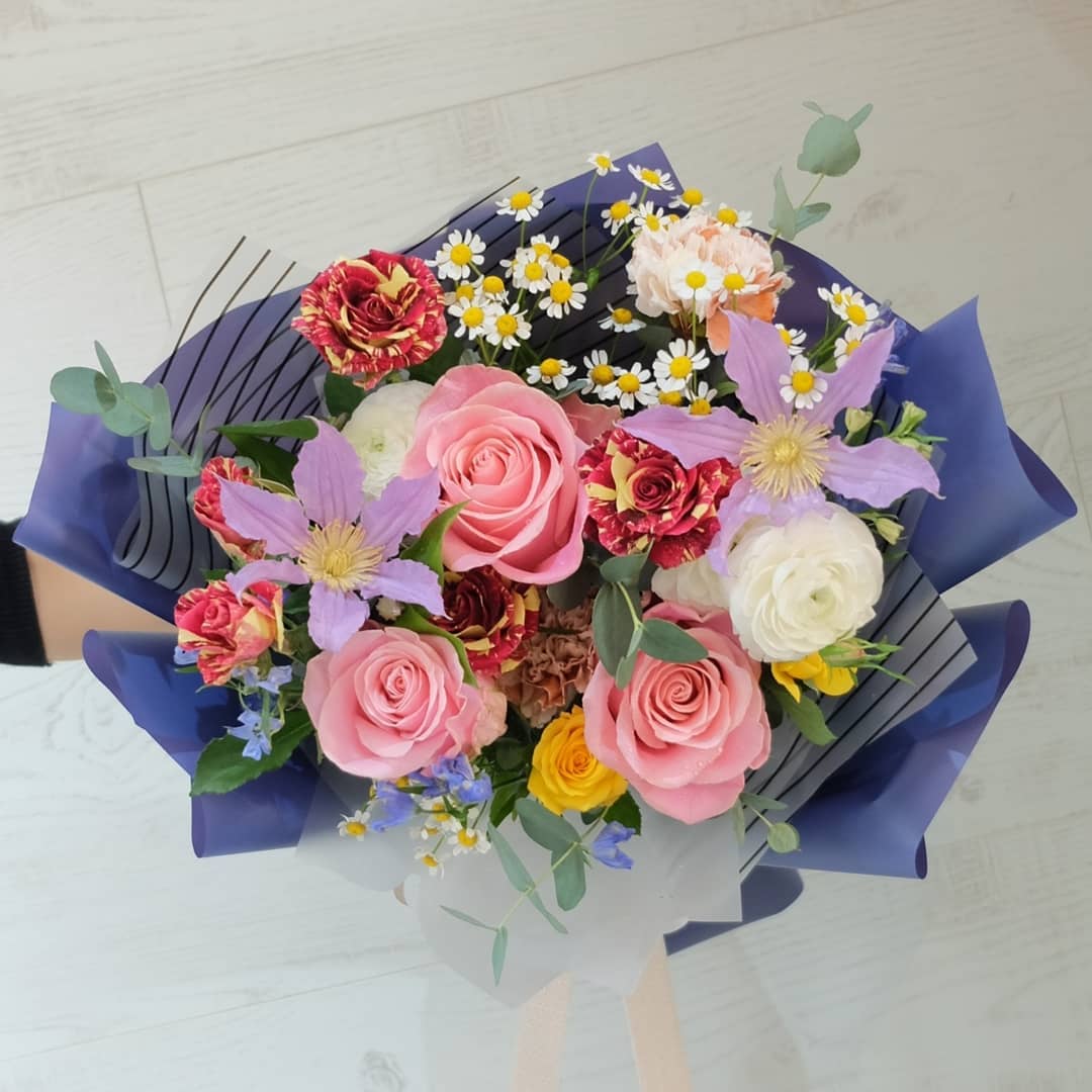 ช่อ หลากสี หวาน ดอกไม้หลัก กุหลาบ คาร์เนชั่น เดซี่/มาร์กาเร็ต — ผลงานร้านดอกไม้ Sweetflower by Issaree — ภาพที่ 2 จาก 2