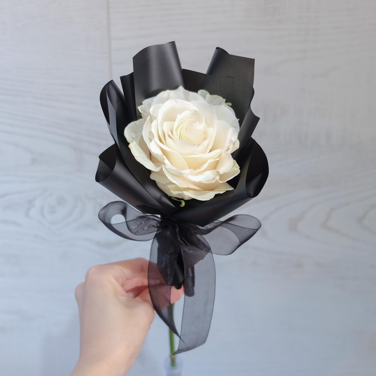 ช่อ ขาว-เขียว ดอกไม้หลัก กุหลาบ — ผลงานร้านดอกไม้ Sweetflower by Issaree