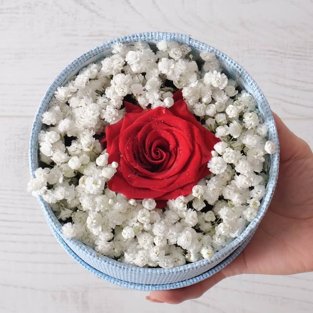 กล่อง แดงโรแมนติก หวาน ดอกไม้หลัก กุหลาบ เบบี้บรีธ/ยิปโซ — ผลงานร้านดอกไม้ Sweetflower by Issaree — ภาพที่ 2 จาก 4