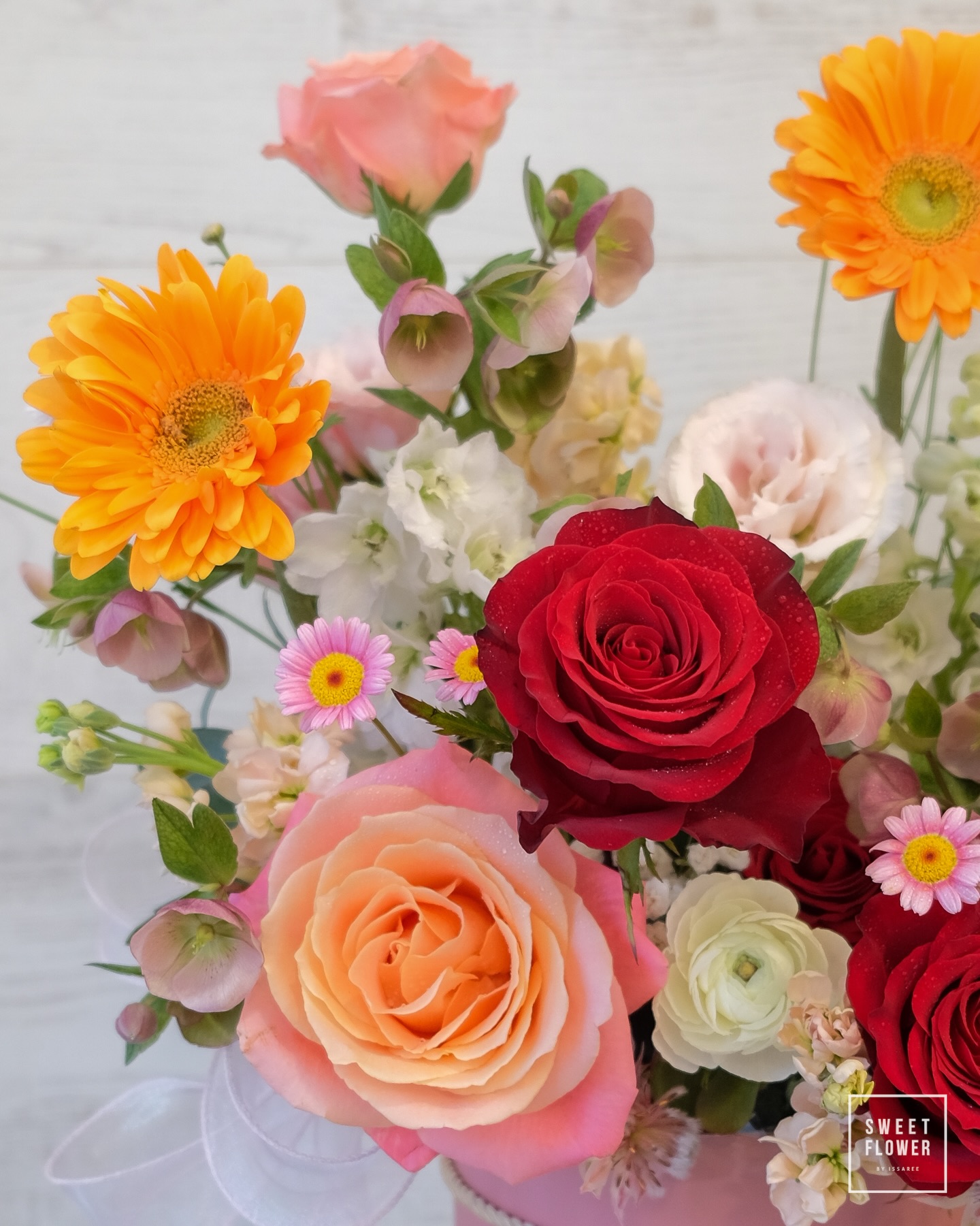 กล่อง หลากสี หวาน ดอกไม้หลัก กุหลาบ เยอบีร่า คาร์เนชั่น — ผลงานร้านดอกไม้ Sweetflower by Issaree — ภาพที่ 1 จาก 4