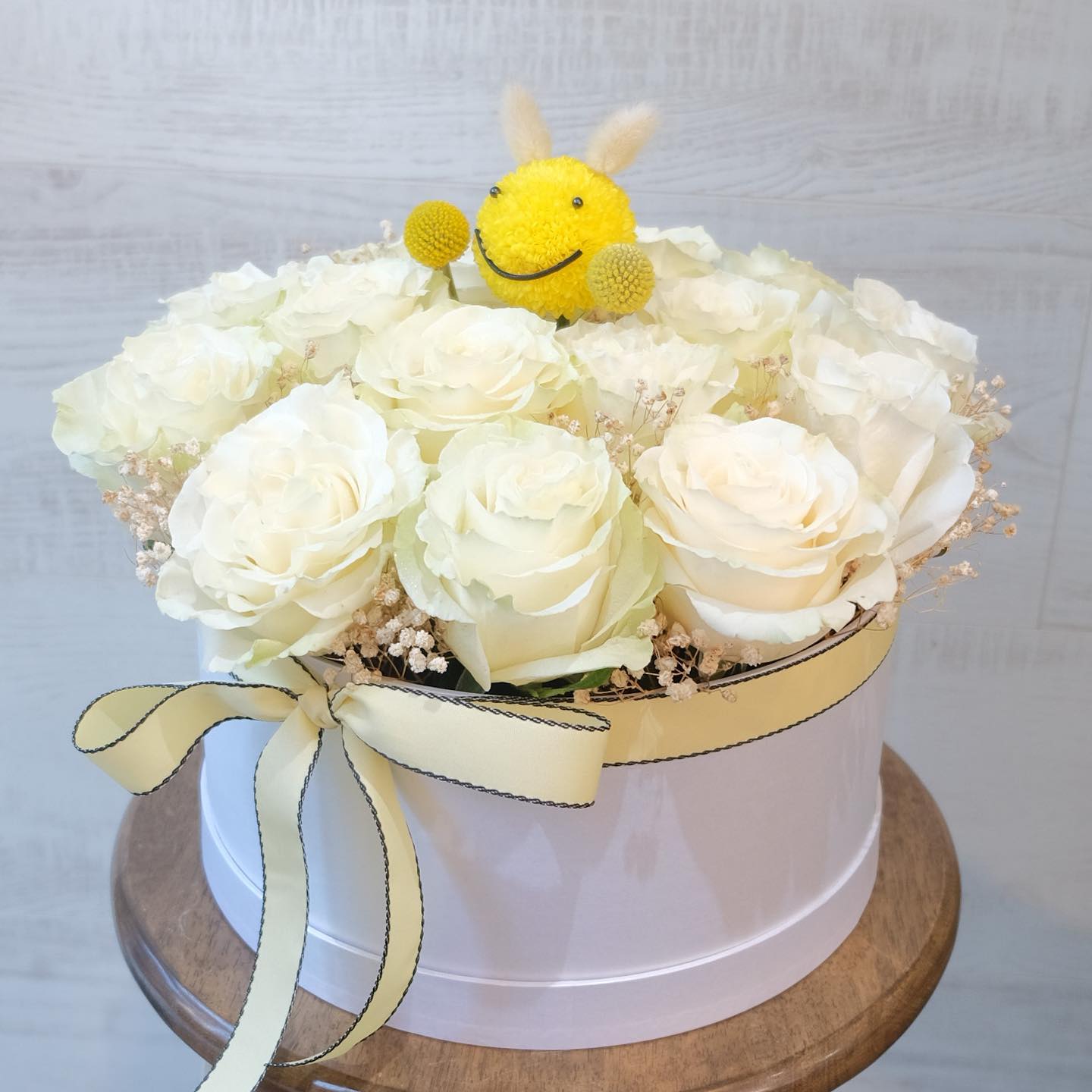 กล่อง เหลือง-ส้ม สดใส ดอกไม้หลัก กุหลาบ เบญจมาศ/มัม — ผลงานร้านดอกไม้ Sweetflower by Issaree — ภาพที่ 3 จาก 8
