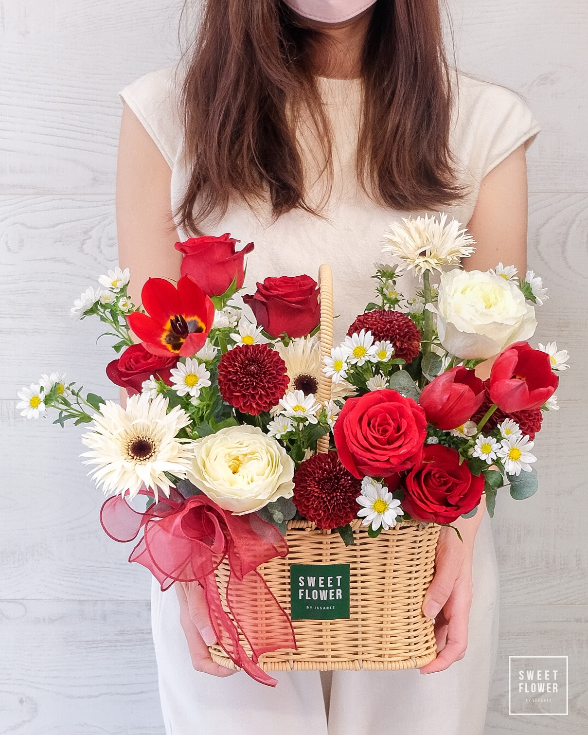 ตะกร้า แดง ขาว หวาน ดอกไม้หลัก กุหลาบ ทิวลิป เยอบีร่า — ผลงานร้านดอกไม้ Sweetflower by Issaree — ภาพที่ 2 จาก 4