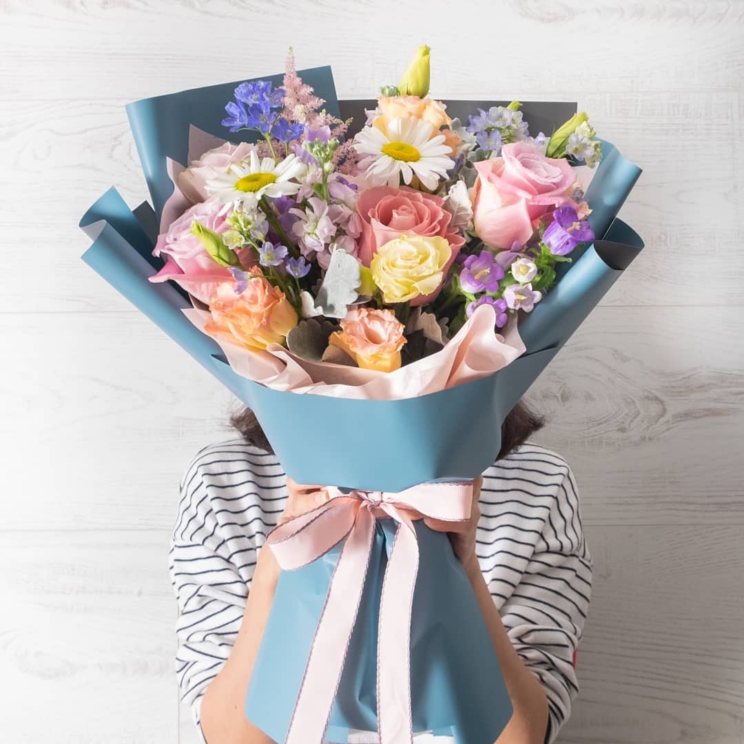 ช่อ หลากสี หวาน ดอกไม้หลัก กุหลาบ เดซี่/มาร์กาเร็ต ทิวลิป — ผลงานร้านดอกไม้ Sweetflower by Issaree — ภาพที่ 1 จาก 4