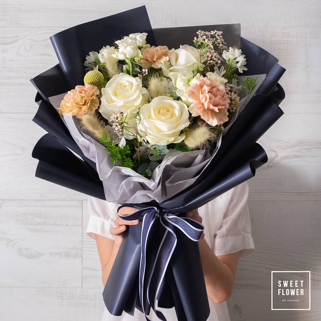 ช่อ พาสเทล หวาน ดอกไม้หลัก กุหลาบ คาร์เนชั่น เบญจมาศ/มัม — ผลงานร้านดอกไม้ Sweetflower by Issaree — ภาพที่ 1 จาก 3