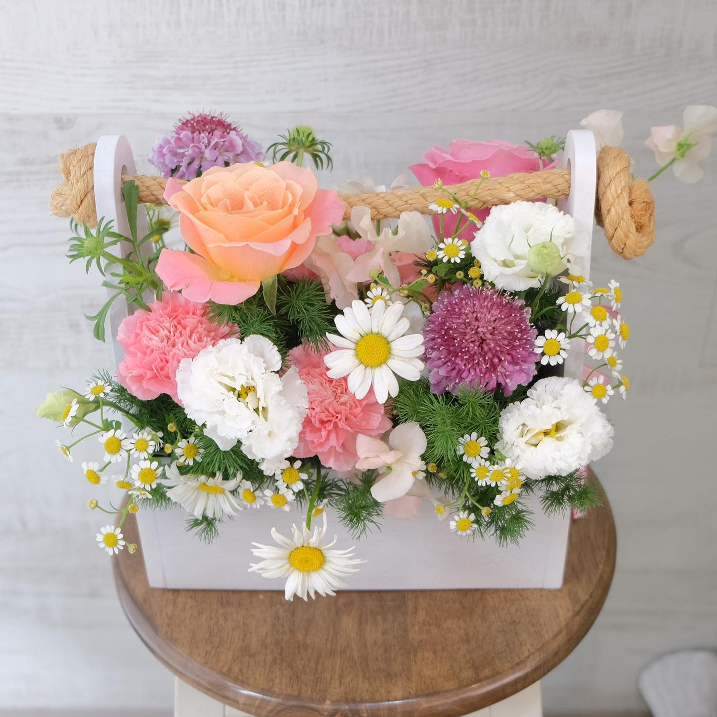 กล่อง หลากสี หวาน ดอกไม้หลัก กุหลาบ คาร์เนชั่น เบญจมาศ/มัม — ผลงานร้านดอกไม้ Sweetflower by Issaree — ภาพที่ 2 จาก 4