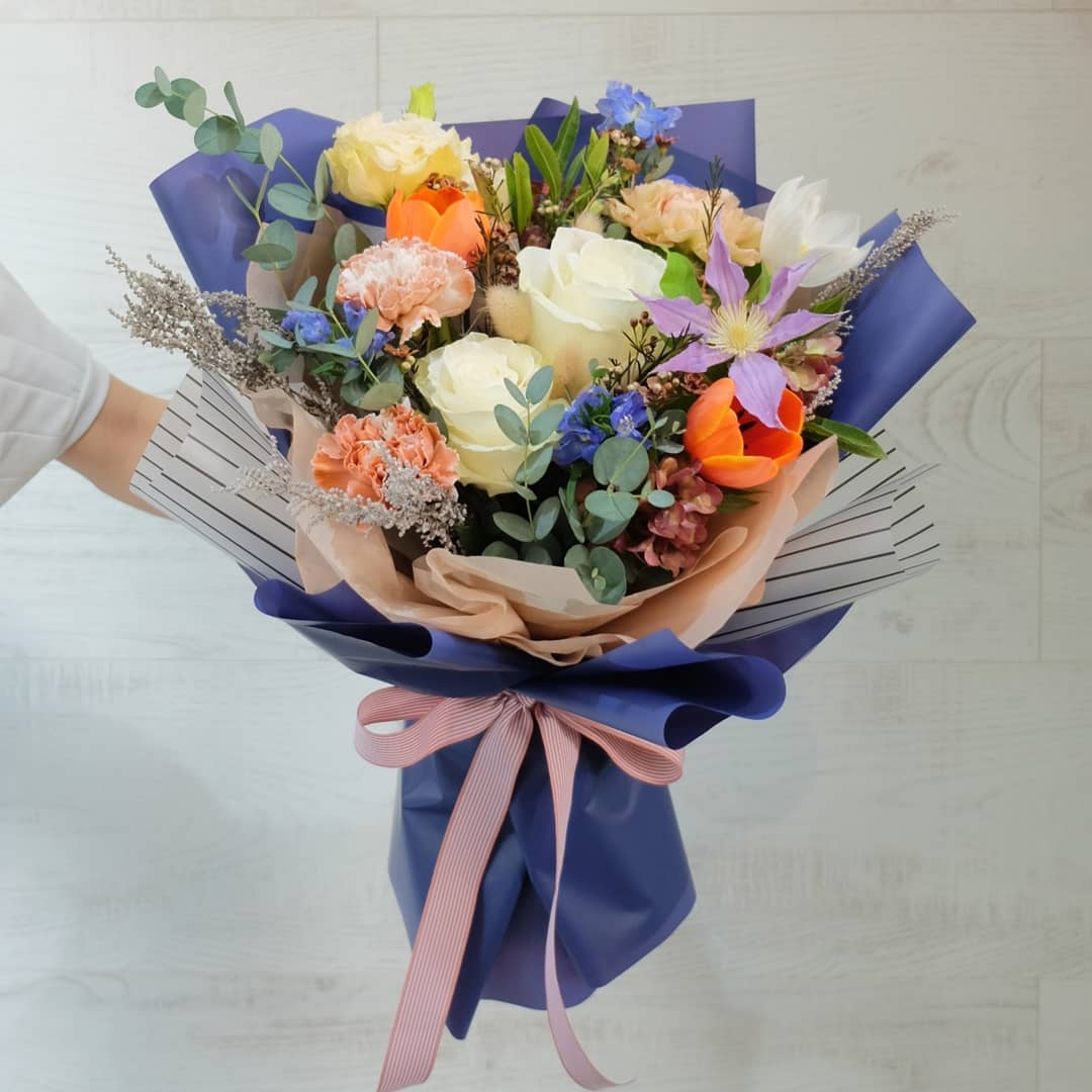 ช่อ ม่วง-ฟ้า หวาน ดอกไม้หลัก กุหลาบ คาร์เนชั่น กล้วยไม้ — ผลงานร้านดอกไม้ Sweetflower by Issaree — ภาพที่ 1 จาก 2