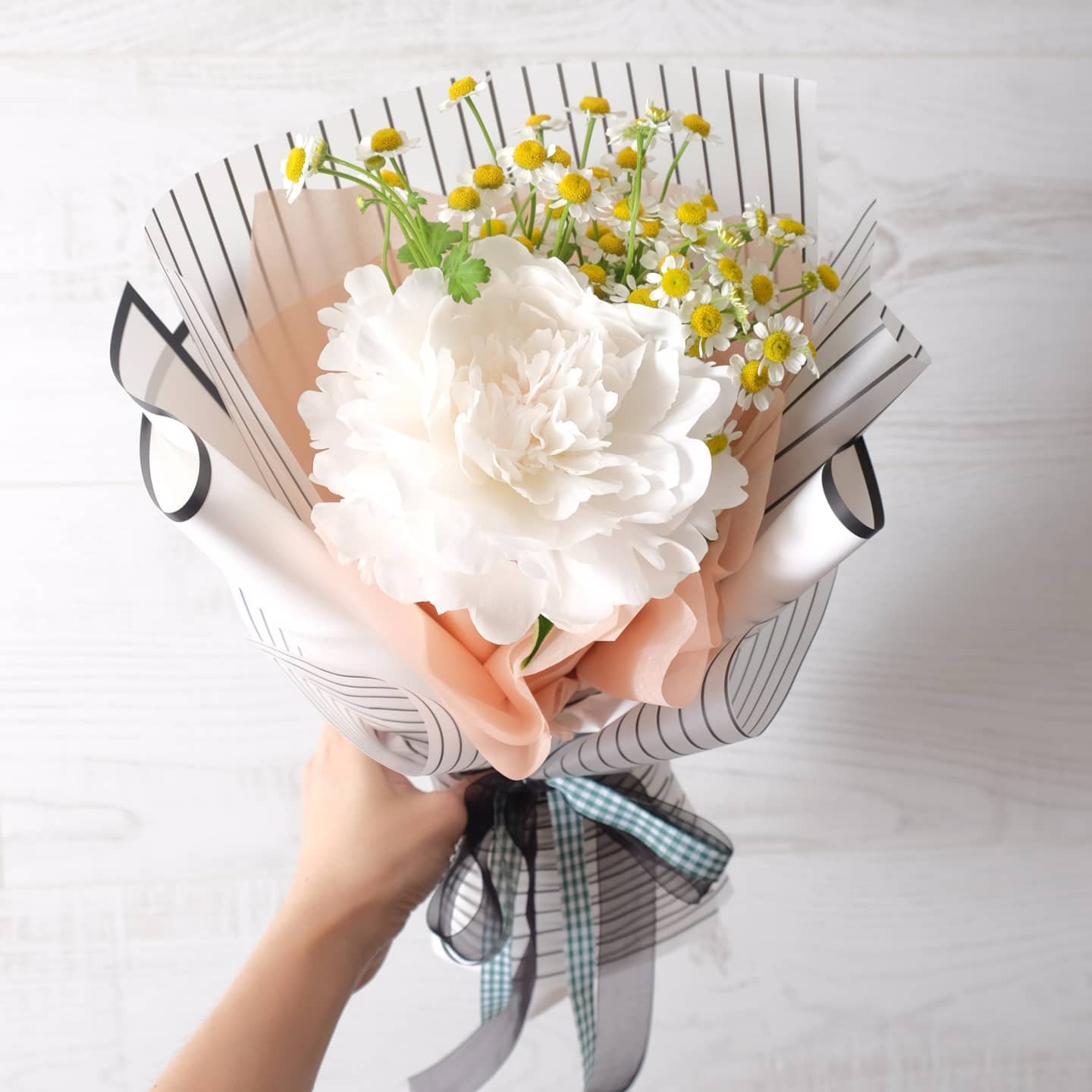 ช่อ ขาว-เขียว หวาน ดอกไม้หลัก พีโอนี่ เดซี่/มาร์กาเร็ต — ผลงานร้านดอกไม้ Sweetflower by Issaree