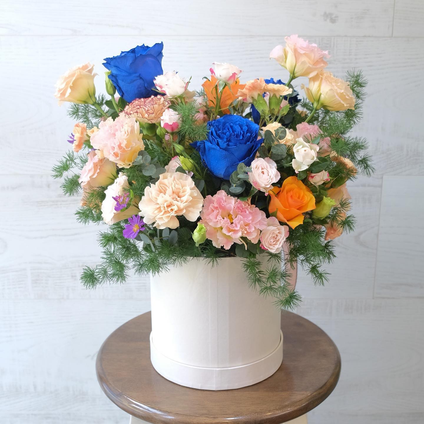 กล่อง หลากสี หวาน ดอกไม้หลัก กุหลาบ คาร์เนชั่น เบญจมาศ/มัม — ผลงานร้านดอกไม้ Sweetflower by Issaree — ภาพที่ 1 จาก 5