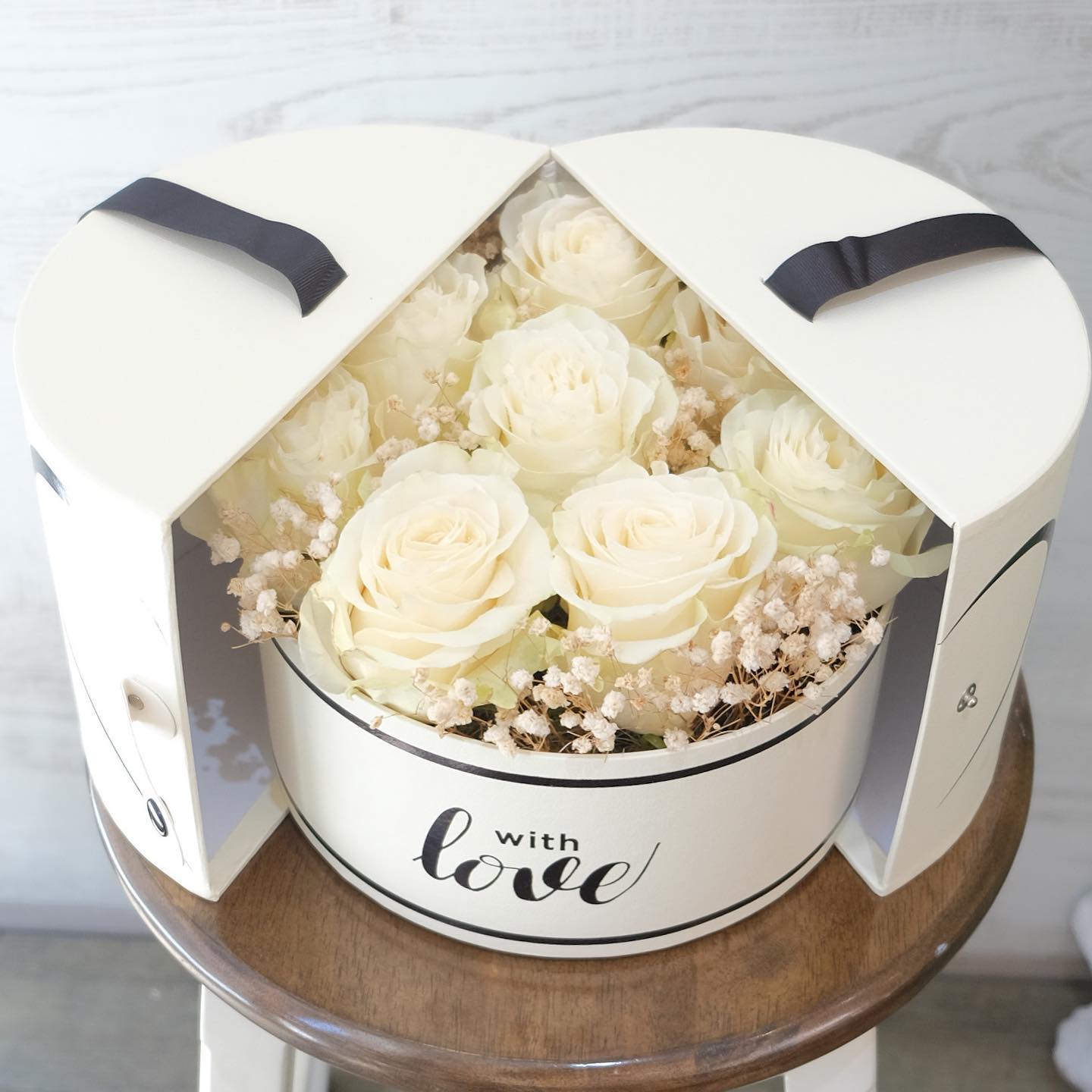 กล่อง ขาว-เขียว ดอกไม้หลัก กุหลาบ เบบี้บรีธ/ยิปโซ — ผลงานร้านดอกไม้ Sweetflower by Issaree — ภาพที่ 3 จาก 6