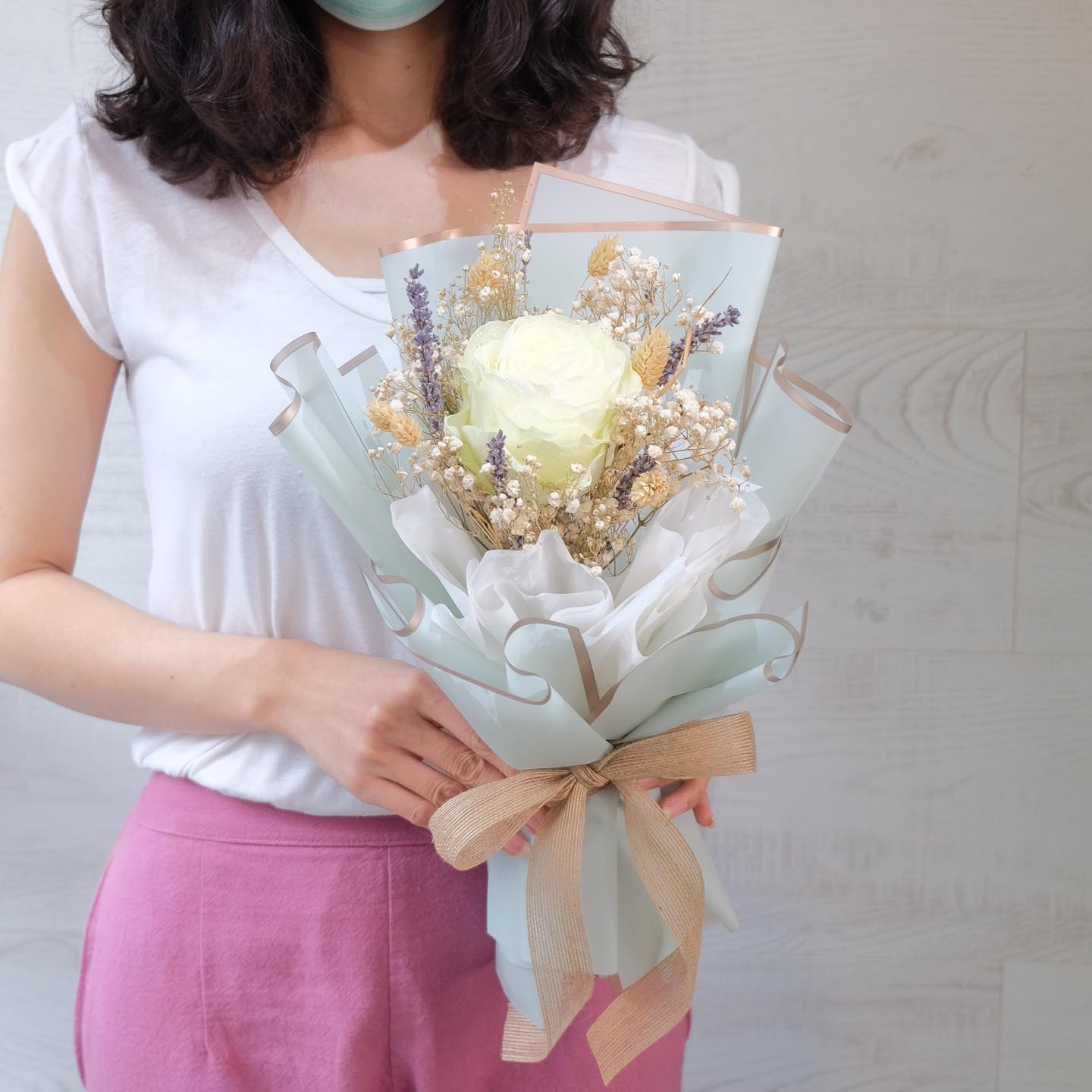 ช่อ ขาว-เขียว หวาน ดอกไม้หลัก กุหลาบ เบบี้บรีธ/ยิปโซ ดอกไม้แห้ง — ผลงานร้านดอกไม้ Sweetflower by Issaree
