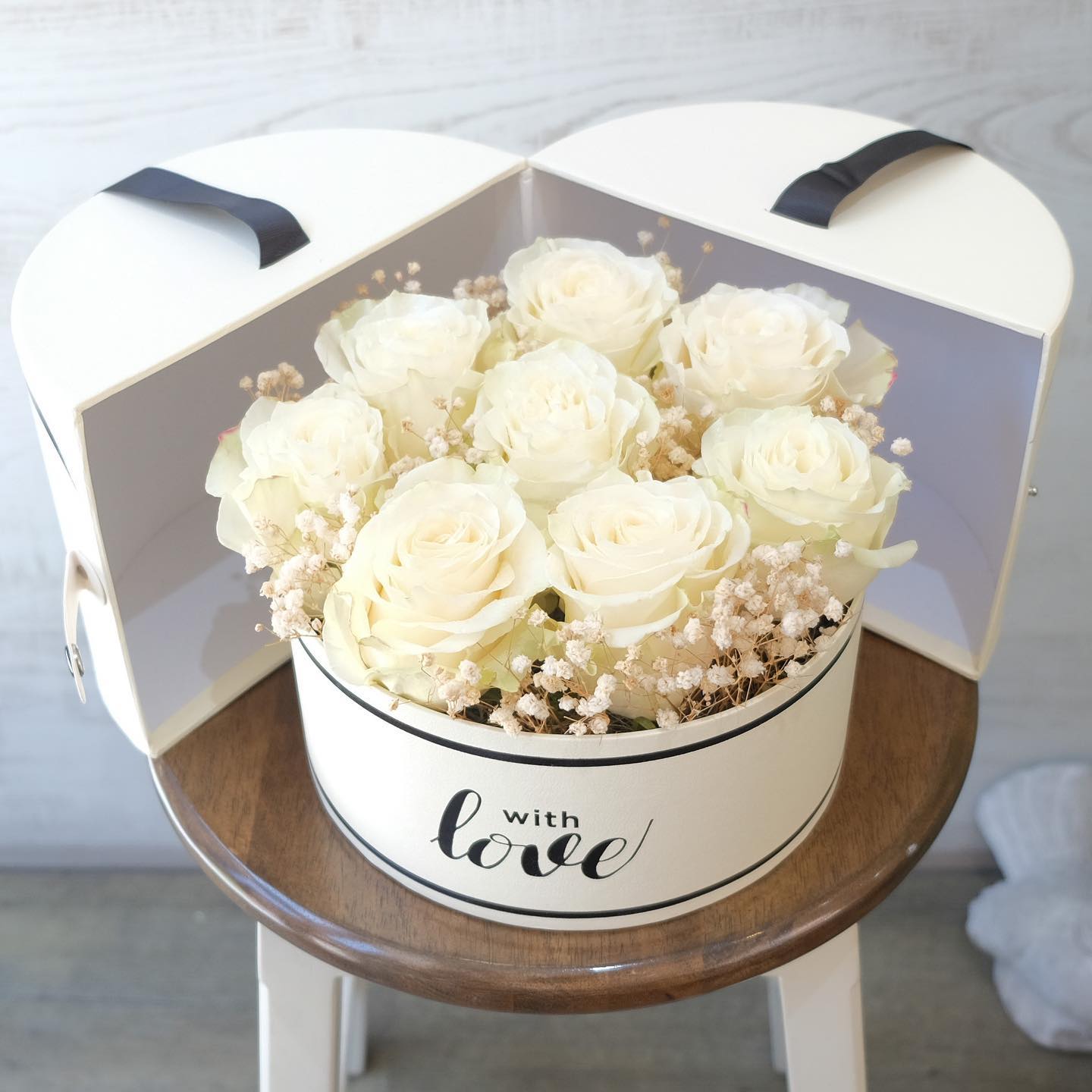 กล่อง ขาว-เขียว ดอกไม้หลัก กุหลาบ เบบี้บรีธ/ยิปโซ — ผลงานร้านดอกไม้ Sweetflower by Issaree — ภาพที่ 4 จาก 6