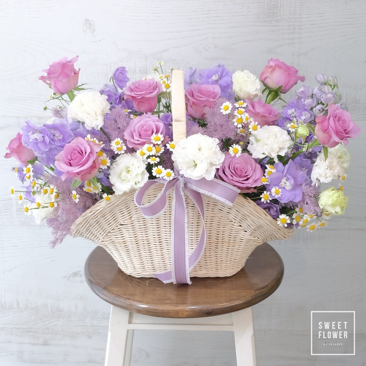 ตะกร้า ม่วง-ฟ้า หวาน ดอกไม้หลัก กุหลาบ คาร์เนชั่น เดซี่/มาร์กาเร็ต — ผลงานร้านดอกไม้ Sweetflower by Issaree