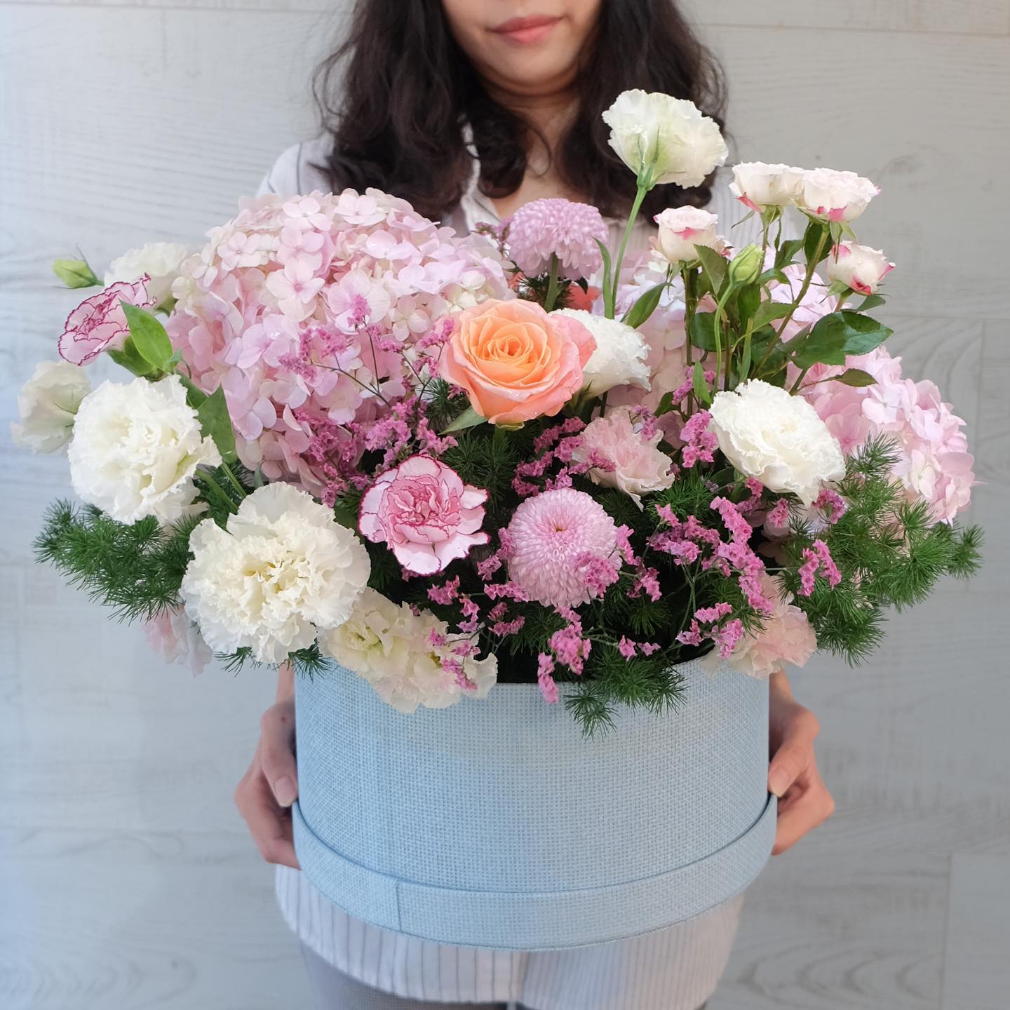 กล่อง พาสเทล หวาน ดอกไม้หลัก ไฮเดรนเยีย กุหลาบ คาร์เนชั่น — ผลงานร้านดอกไม้ Sweetflower by Issaree
