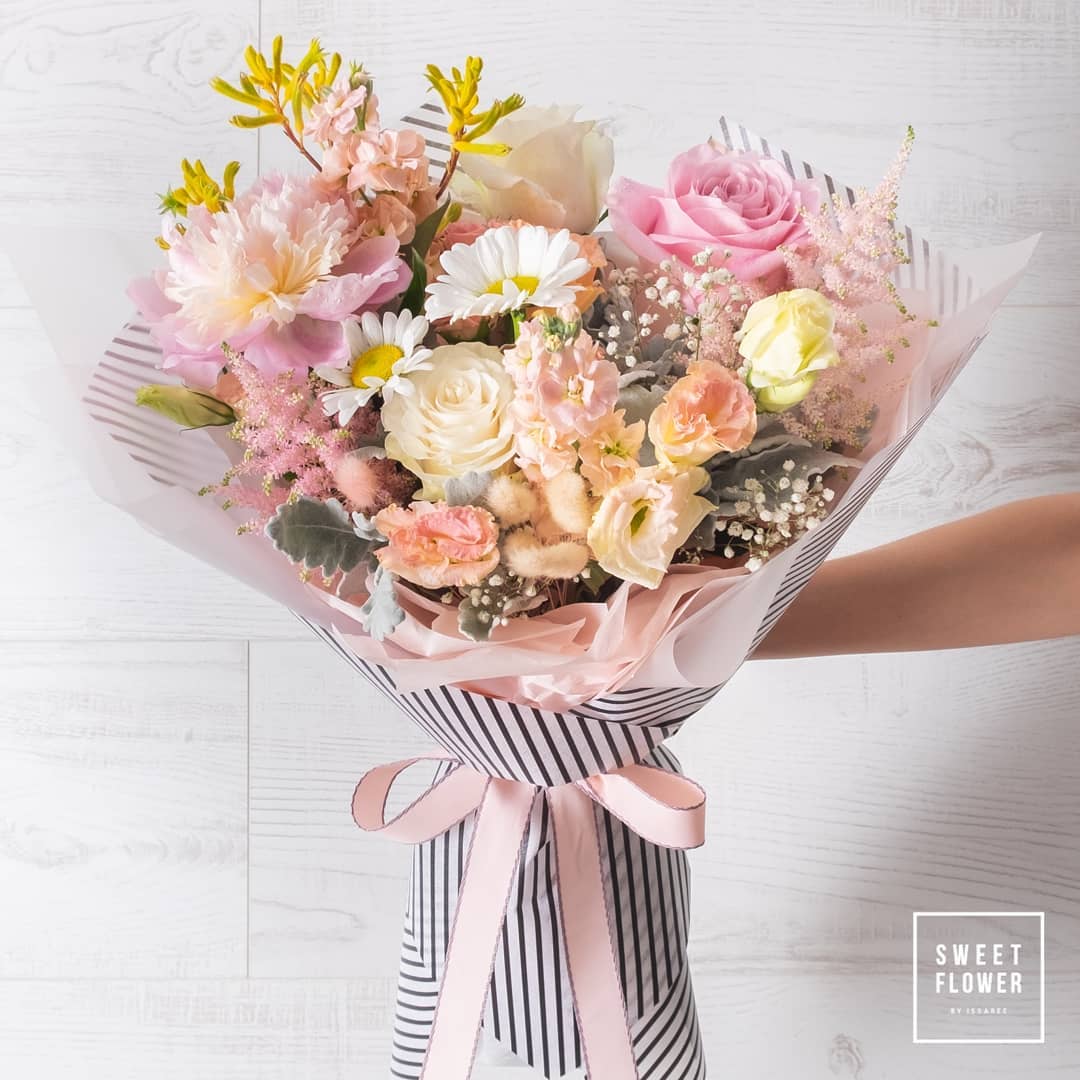 ช่อ พาสเทล หวาน ดอกไม้หลัก กุหลาบ เดซี่/มาร์กาเร็ต คาร์เนชั่น — ผลงานร้านดอกไม้ Sweetflower by Issaree — ภาพที่ 1 จาก 4