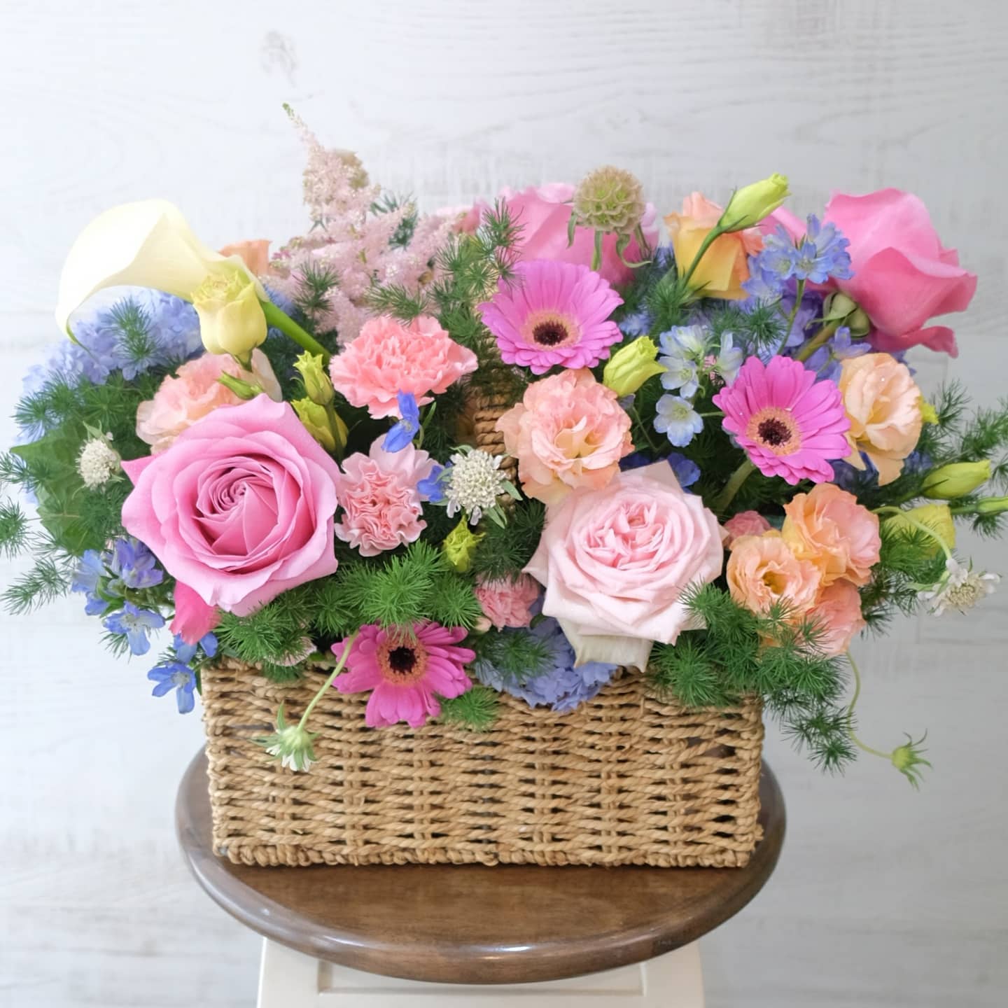 ตะกร้า หลากสี หวาน ดอกไม้หลัก ไฮเดรนเยีย กุหลาบ คาร์เนชั่น — ผลงานร้านดอกไม้ Sweetflower by Issaree — ภาพที่ 2 จาก 4
