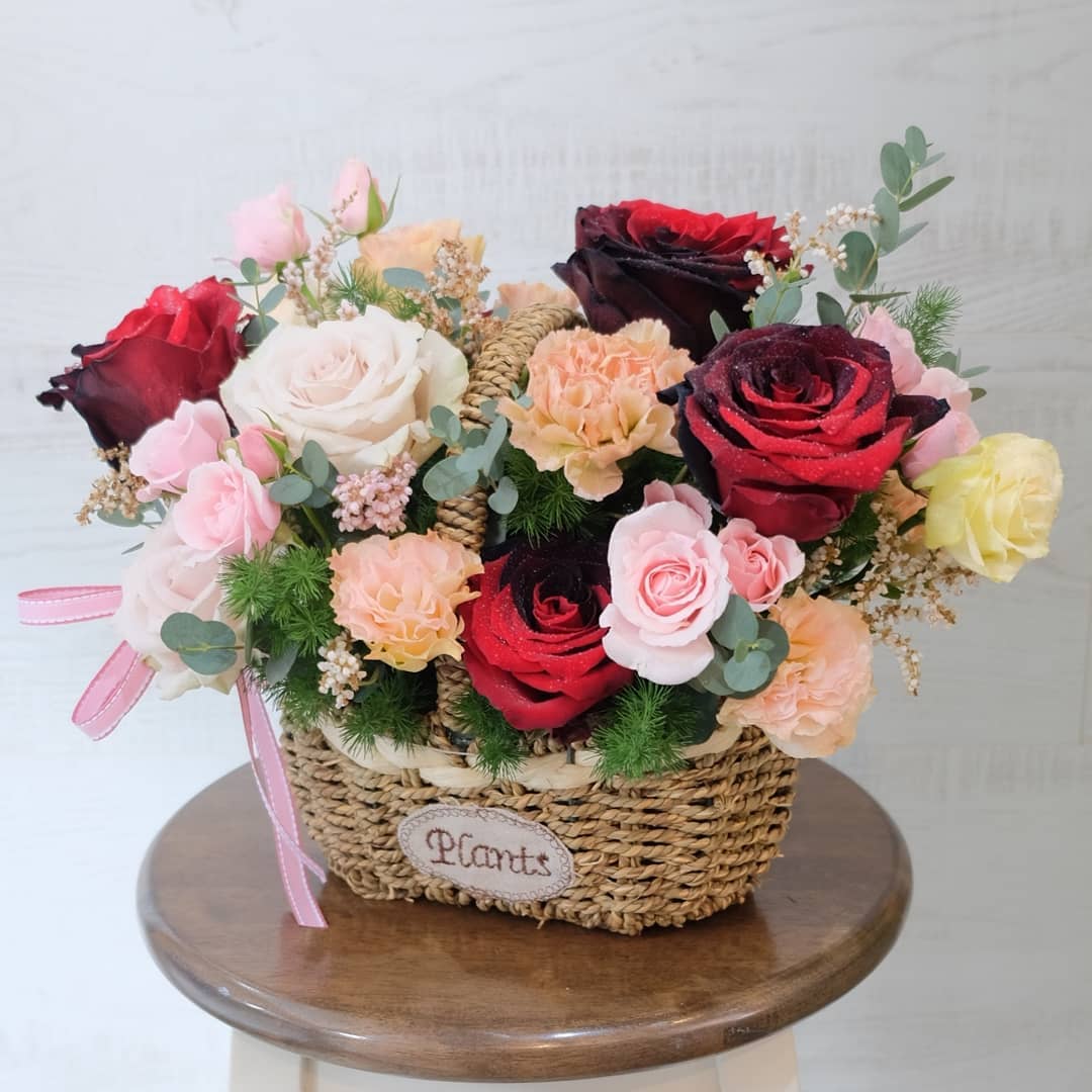 ตะกร้า แดงโรแมนติก หวาน ดอกไม้หลัก กุหลาบ คาร์เนชั่น — ผลงานร้านดอกไม้ Sweetflower by Issaree — ภาพที่ 4 จาก 6
