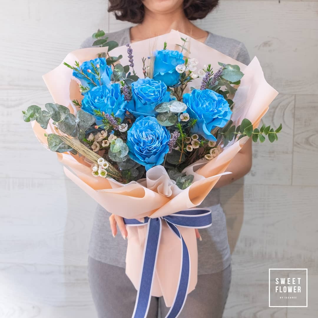 ช่อ ม่วง-ฟ้า หวาน ดอกไม้หลัก กุหลาบ เดซี่/มาร์กาเร็ต ยูคาลิปตัส/ใบไม้ — ผลงานร้านดอกไม้ Sweetflower by Issaree