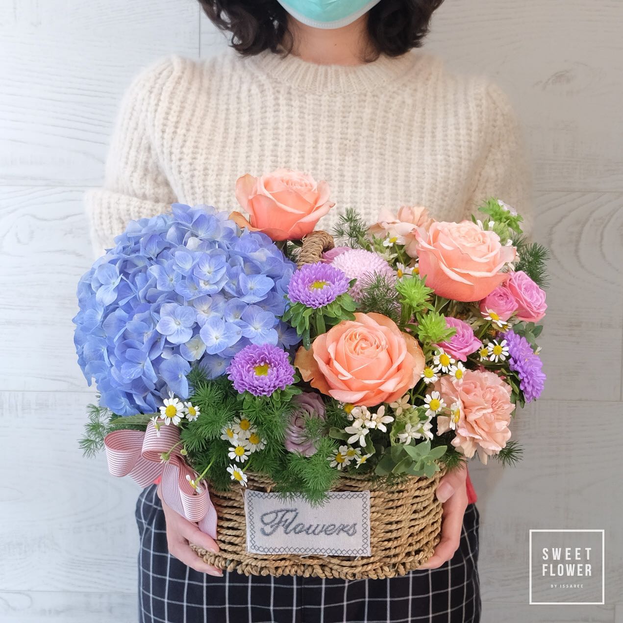 ตะกร้า หลากสี หวาน ดอกไม้หลัก ไฮเดรนเยีย กุหลาบ เบญจมาศ/มัม — ผลงานร้านดอกไม้ Sweetflower by Issaree