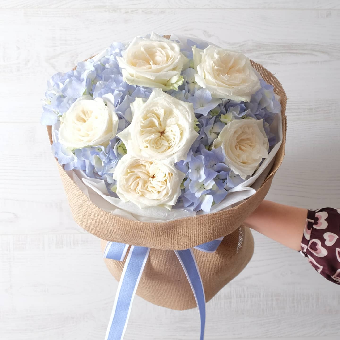 ช่อ ม่วง-ฟ้า หวาน ดอกไม้หลัก กุหลาบ ไฮเดรนเยีย — ผลงานร้านดอกไม้ Sweetflower by Issaree — ภาพที่ 2 จาก 2