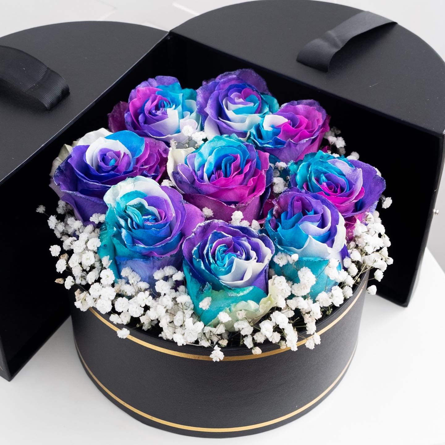 กล่อง ม่วง-ฟ้า ดอกไม้หลัก กุหลาบ เบบี้บรีธ/ยิปโซ — ผลงานร้านดอกไม้ Sweetflower by Issaree — ภาพที่ 1 จาก 2