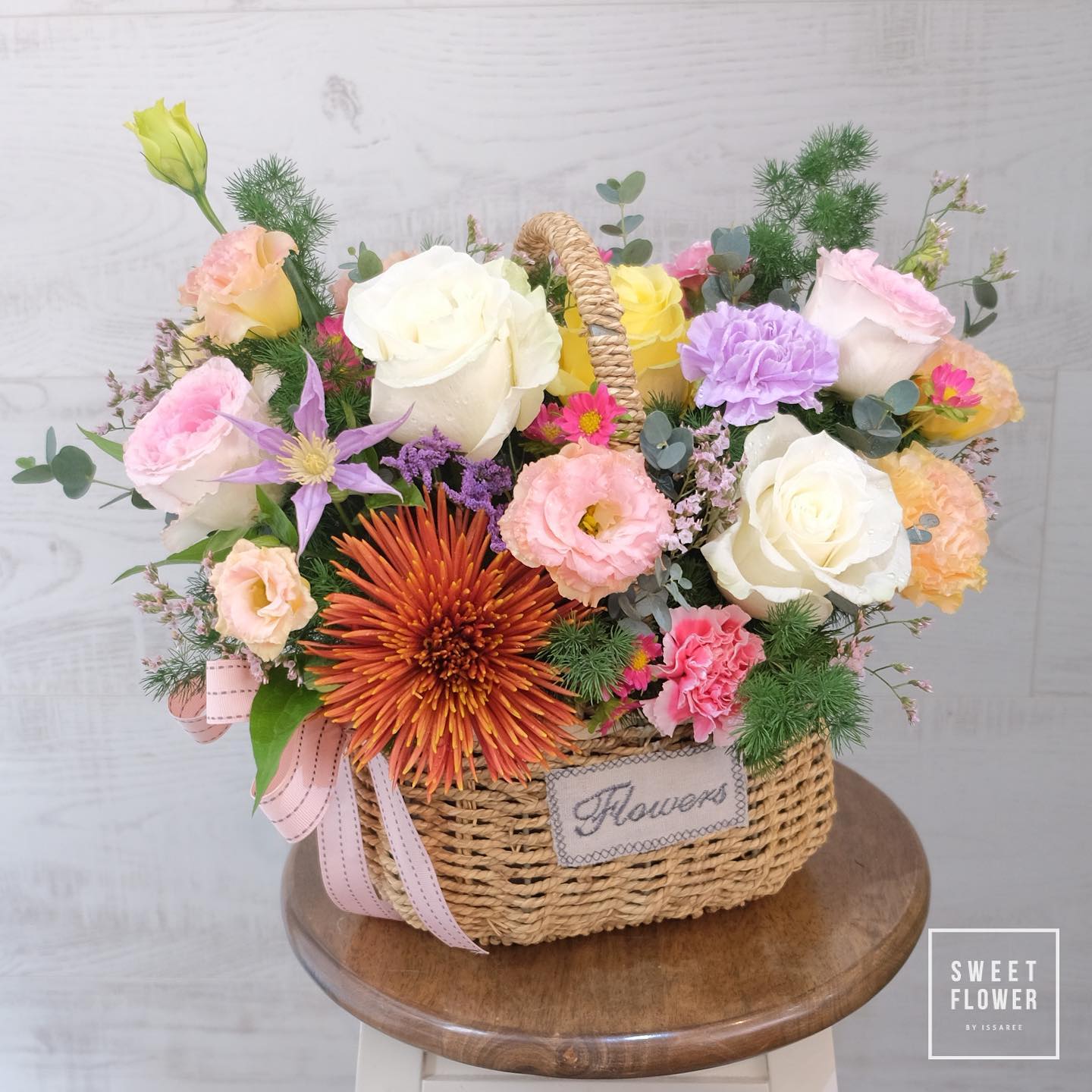 ตะกร้า หลากสี หวาน ดอกไม้หลัก กุหลาบ คาร์เนชั่น เบญจมาศ/มัม — ผลงานร้านดอกไม้ Sweetflower by Issaree