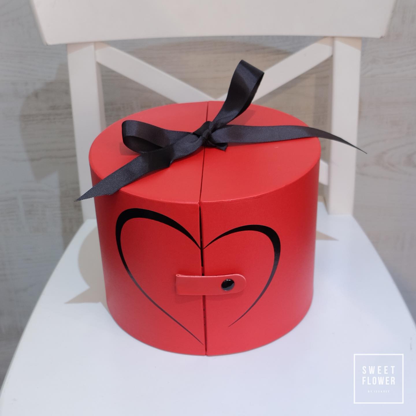 กล่อง แดงโรแมนติก สดใส ดอกไม้หลัก อื่นๆ — ผลงานร้านดอกไม้ Sweetflower by Issaree — ภาพที่ 1 จาก 4