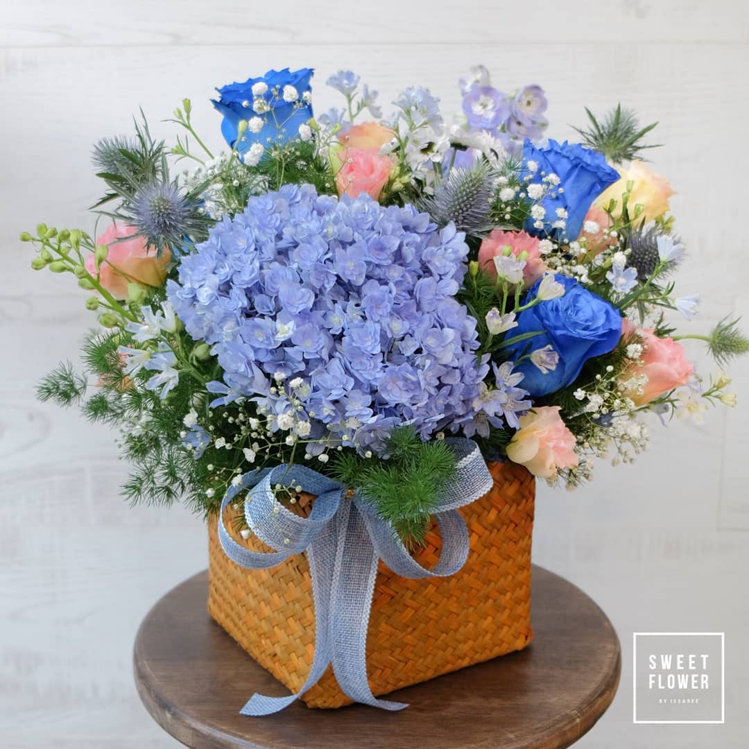 ตะกร้า ม่วง-ฟ้า ดอกไม้หลัก ไฮเดรนเยีย กุหลาบ ลิลลี่ — ผลงานร้านดอกไม้ Sweetflower by Issaree — ภาพที่ 1 จาก 1