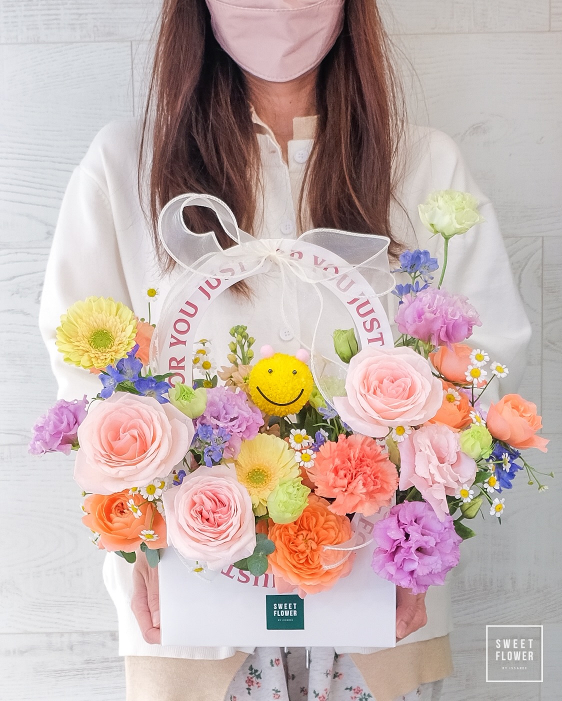 ตะกร้า หลากสี สดใส ดอกไม้หลัก กุหลาบ คาร์เนชั่น เยอบีร่า — ผลงานร้านดอกไม้ Sweetflower by Issaree