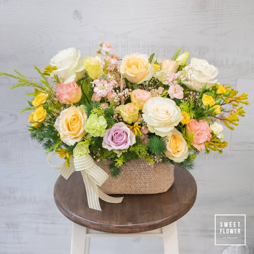 กล่อง หลากสี หวาน ดอกไม้หลัก กุหลาบ คาร์เนชั่น เบญจมาศ/มัม — ผลงานร้านดอกไม้ Sweetflower by Issaree — ภาพที่ 1 จาก 4
