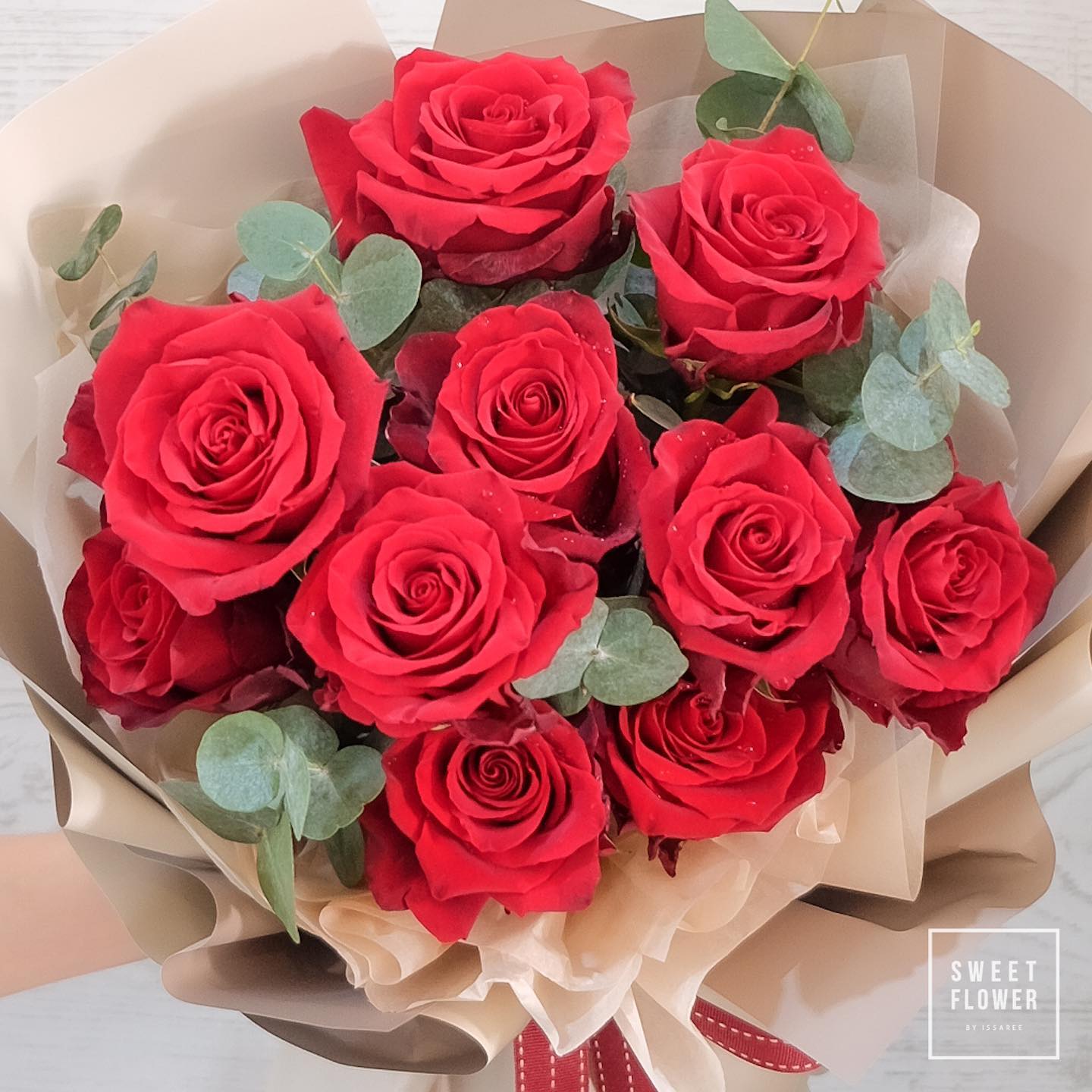 ช่อ แดงโรแมนติก คลาสสิก ดอกไม้หลัก กุหลาบ ยูคาลิปตัส/ใบไม้ — ผลงานร้านดอกไม้ Sweetflower by Issaree