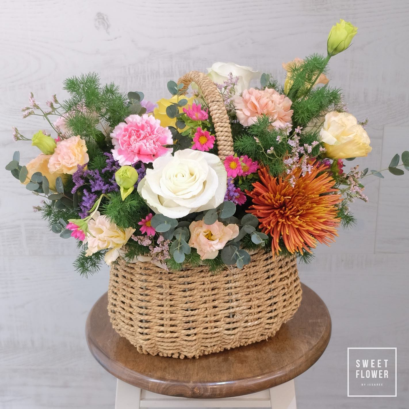 ตะกร้า หลากสี หวาน ดอกไม้หลัก กุหลาบ คาร์เนชั่น เบญจมาศ/มัม — ผลงานร้านดอกไม้ Sweetflower by Issaree — ภาพที่ 2 จาก 7