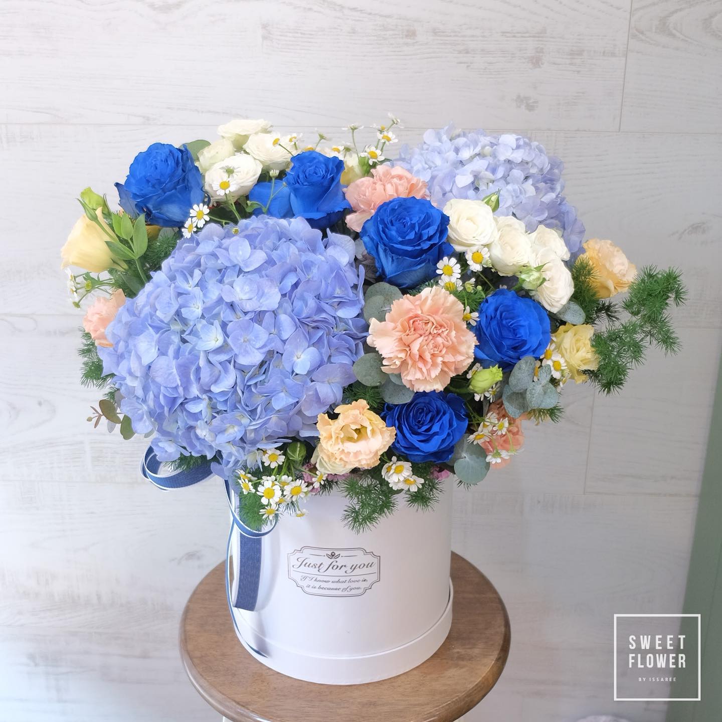 กล่อง ม่วง-ฟ้า หวาน ดอกไม้หลัก ไฮเดรนเยีย กุหลาบ คาร์เนชั่น — ผลงานร้านดอกไม้ Sweetflower by Issaree — ภาพที่ 3 จาก 4