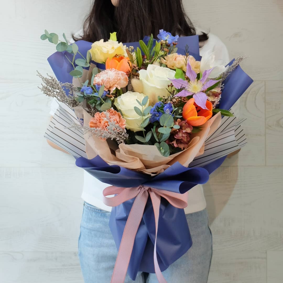 ช่อ ม่วง-ฟ้า หวาน ดอกไม้หลัก กุหลาบ คาร์เนชั่น กล้วยไม้ — ผลงานร้านดอกไม้ Sweetflower by Issaree — ภาพที่ 2 จาก 2