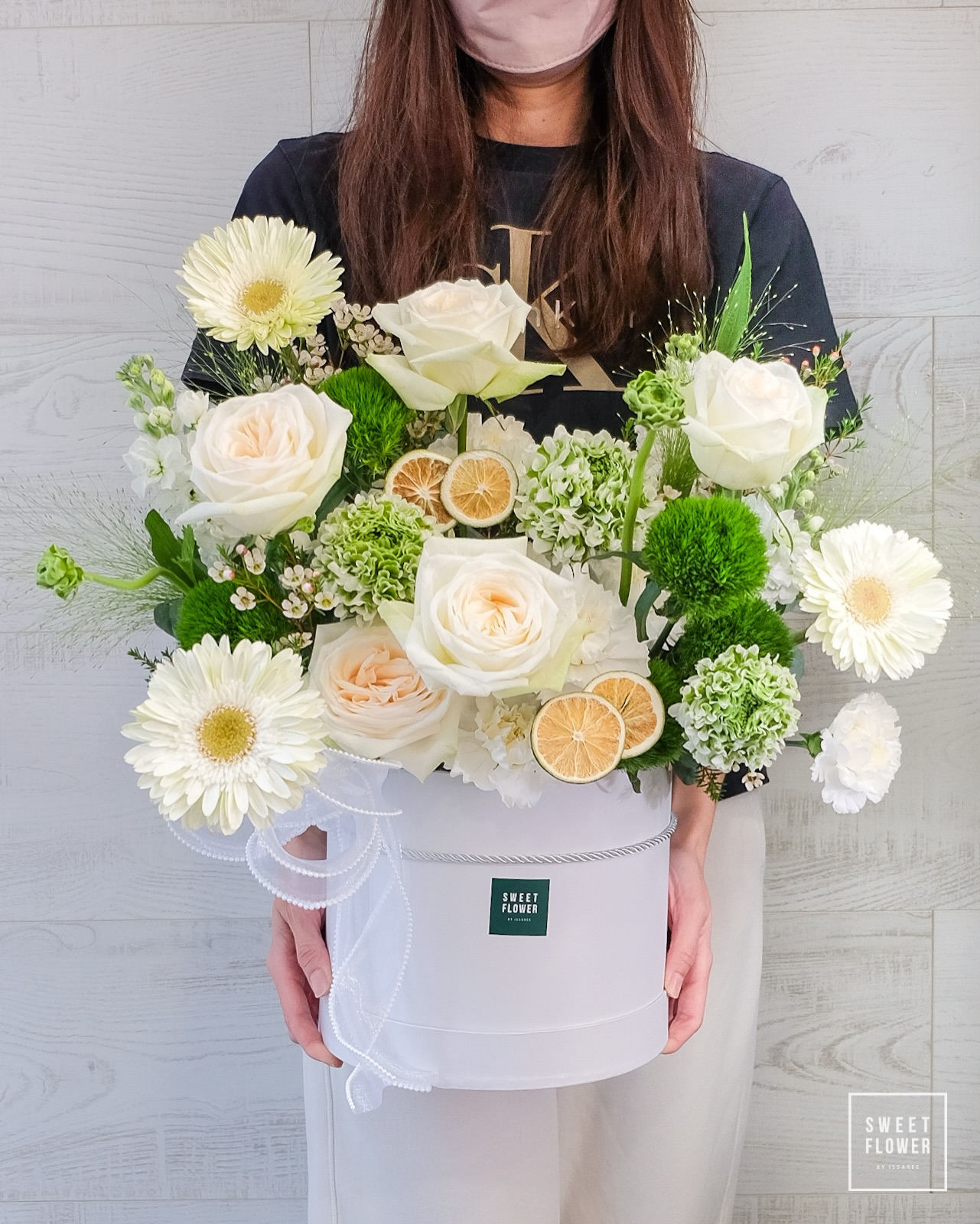 กล่อง ขาว-เขียว คลาสสิก ดอกไม้หลัก กุหลาบ ไฮเดรนเยีย คาร์เนชั่น — ผลงานร้านดอกไม้ Sweetflower by Issaree