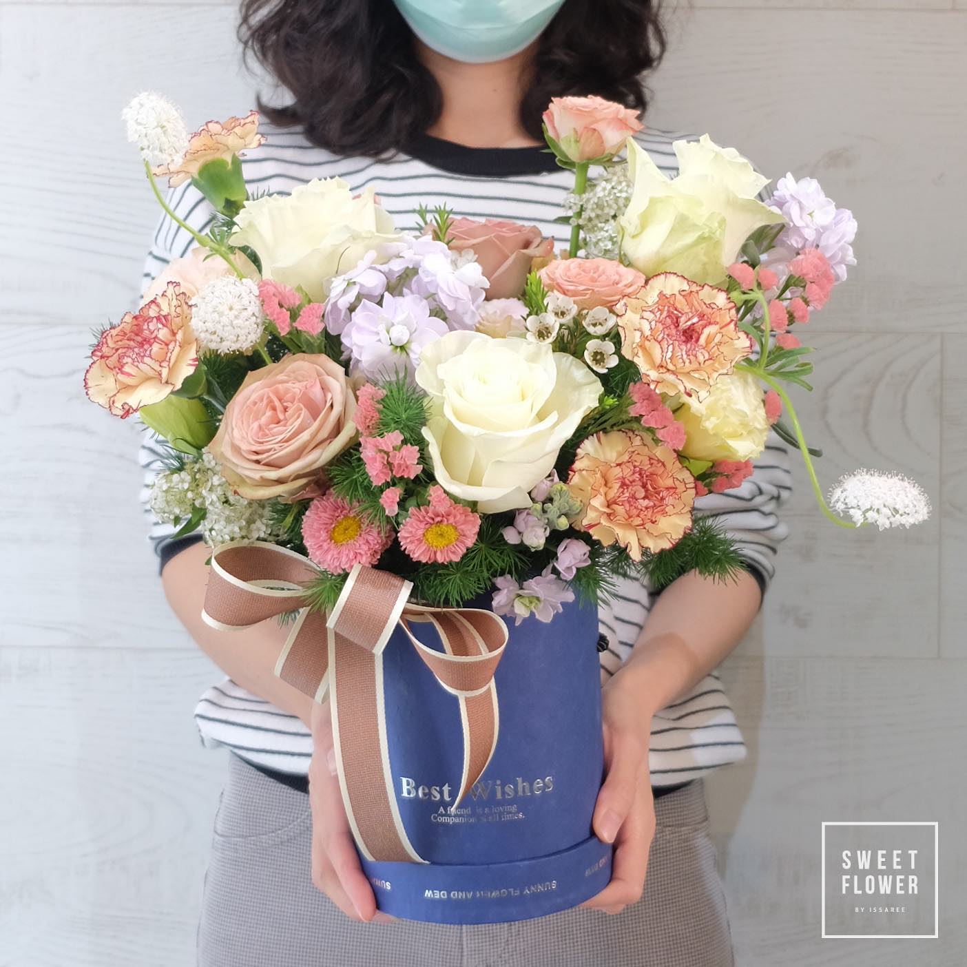 กล่อง พาสเทล หวาน ดอกไม้หลัก กุหลาบ คาร์เนชั่น เดซี่/มาร์กาเร็ต — ผลงานร้านดอกไม้ Sweetflower by Issaree