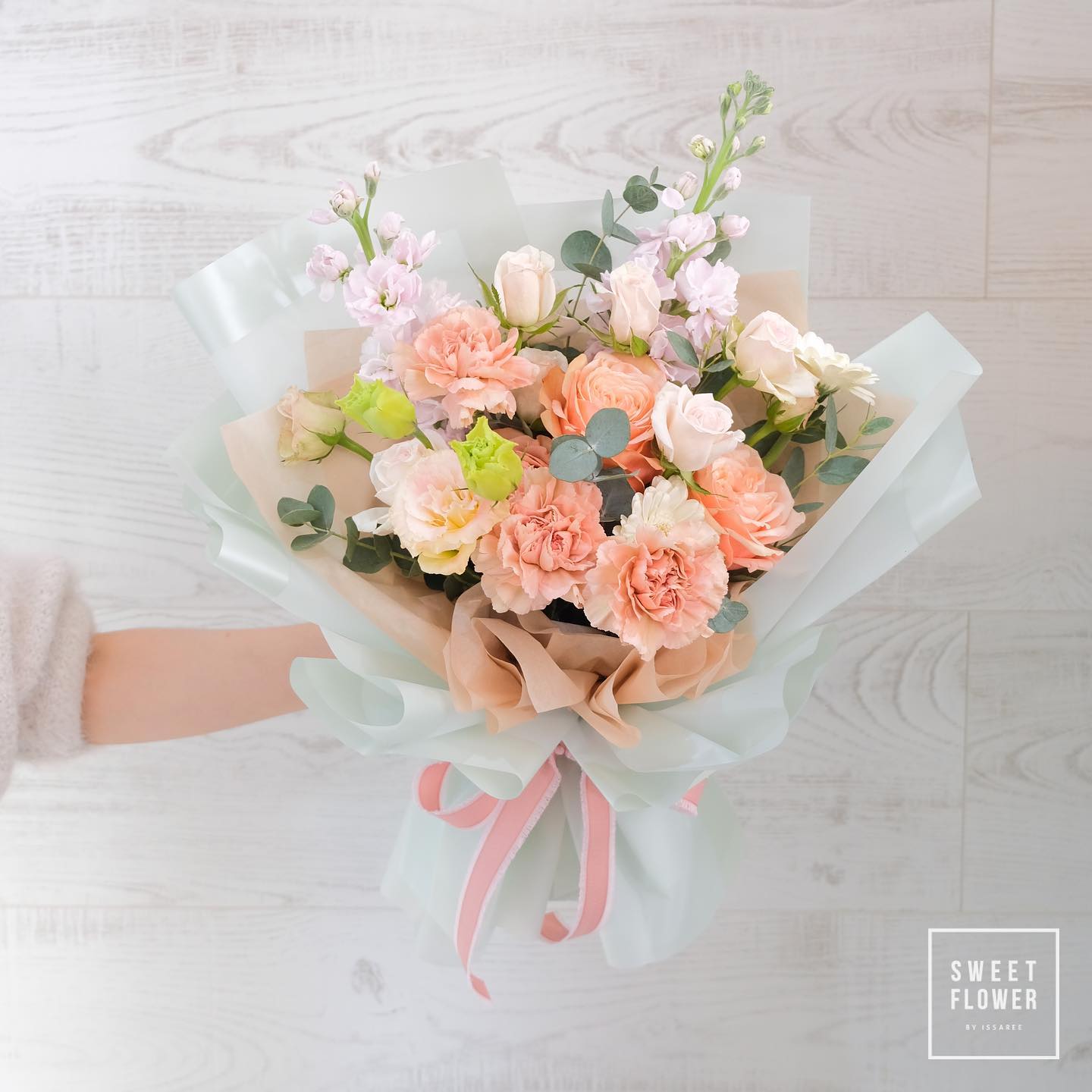 ช่อ พาสเทล หวาน ดอกไม้หลัก กุหลาบ คาร์เนชั่น ทิวลิป — ผลงานร้านดอกไม้ Sweetflower by Issaree — ภาพที่ 2 จาก 4