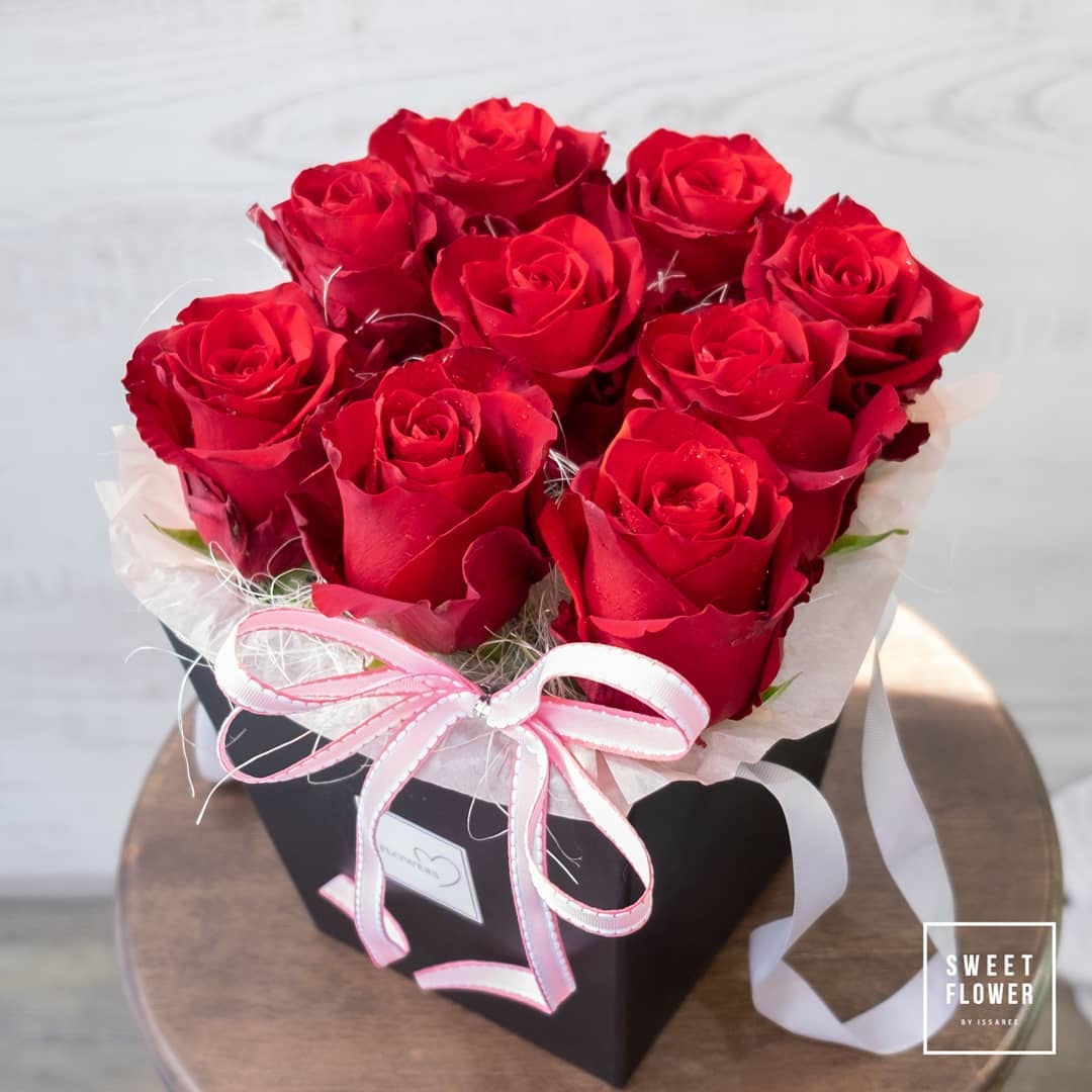 กล่อง แดงโรแมนติก คลาสสิก ดอกไม้หลัก กุหลาบ — ผลงานร้านดอกไม้ Sweetflower by Issaree — ภาพที่ 2 จาก 2