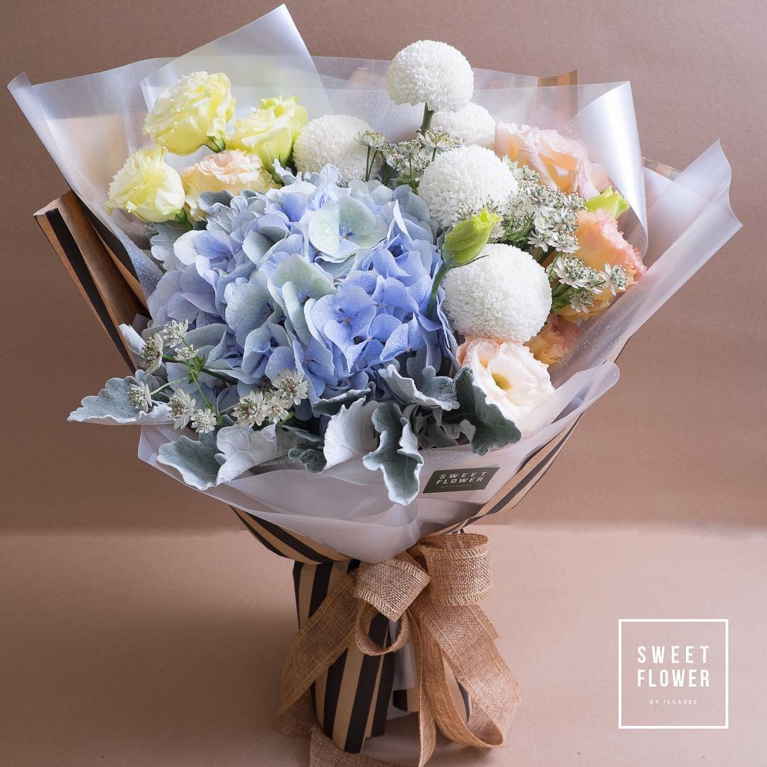 ช่อ ม่วง-ฟ้า หวาน ดอกไม้หลัก ไฮเดรนเยีย คาร์เนชั่น เบญจมาศ/มัม — ผลงานร้านดอกไม้ Sweetflower by Issaree — ภาพที่ 1 จาก 1
